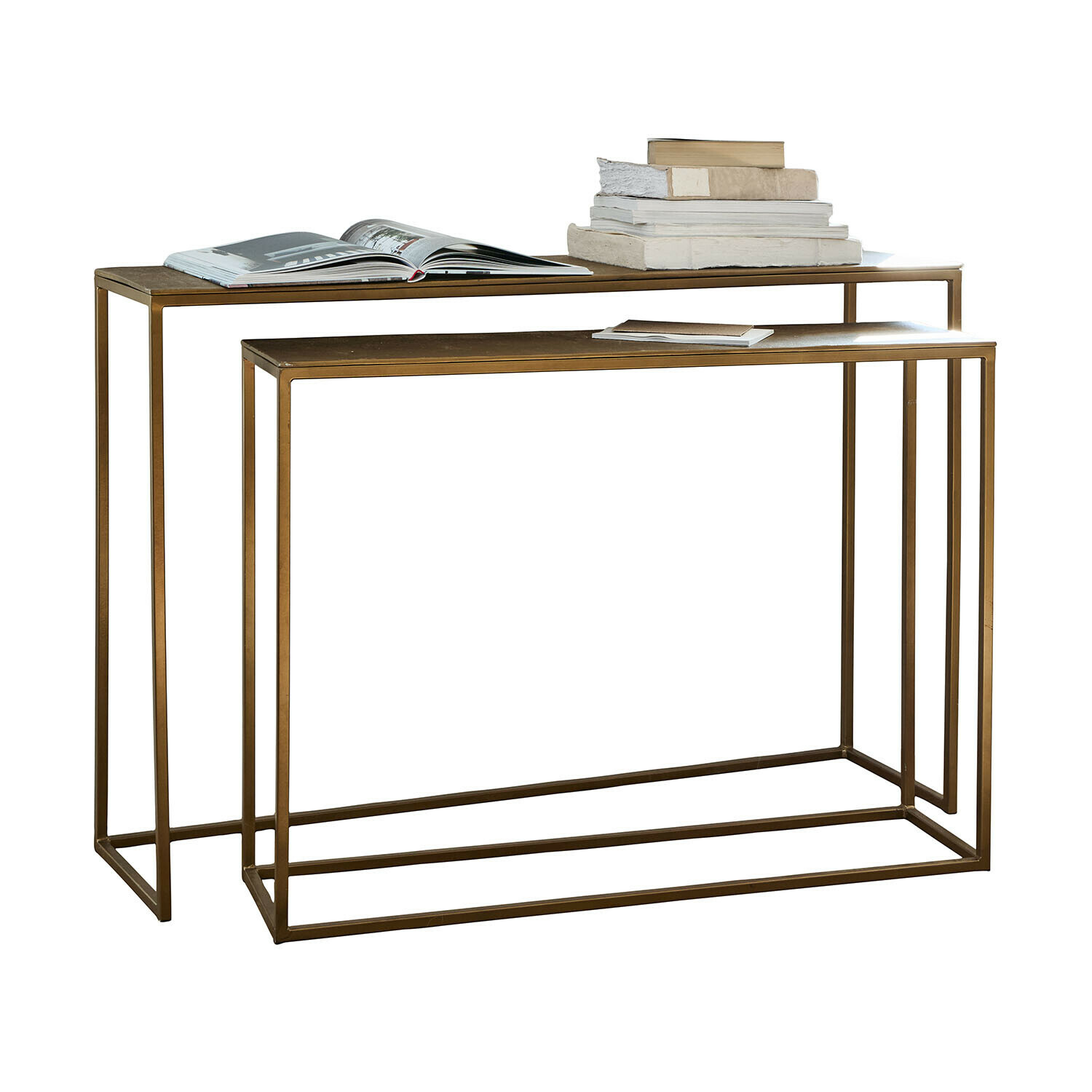 Lot de 2 consoles Olvenzo Ensemble de deux tables en métal couleur laiton avec livres posés dessus, design moderne et épuré