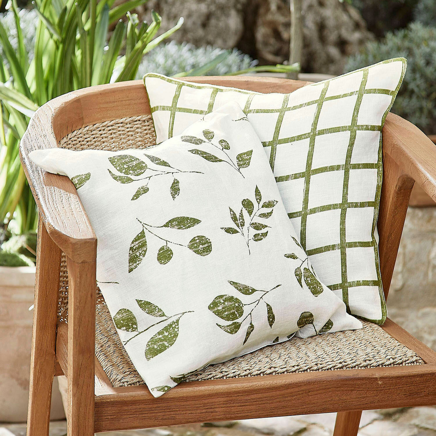 Lot de 2 housses de coussins Klivento Deux coussins en lin avec motifs feuilles vertes et carreaux sur chaise en bois pour jardin