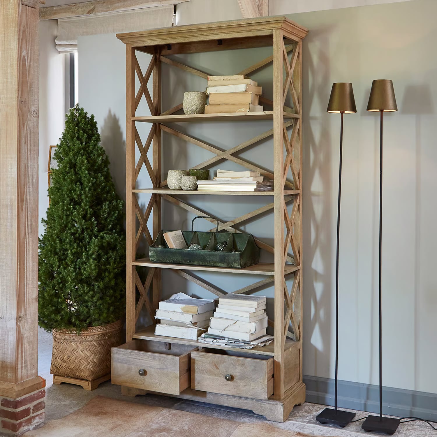 Étagère en bois de manguier couleur naturelle avec étagères et tiroirs, style rustique pour salon