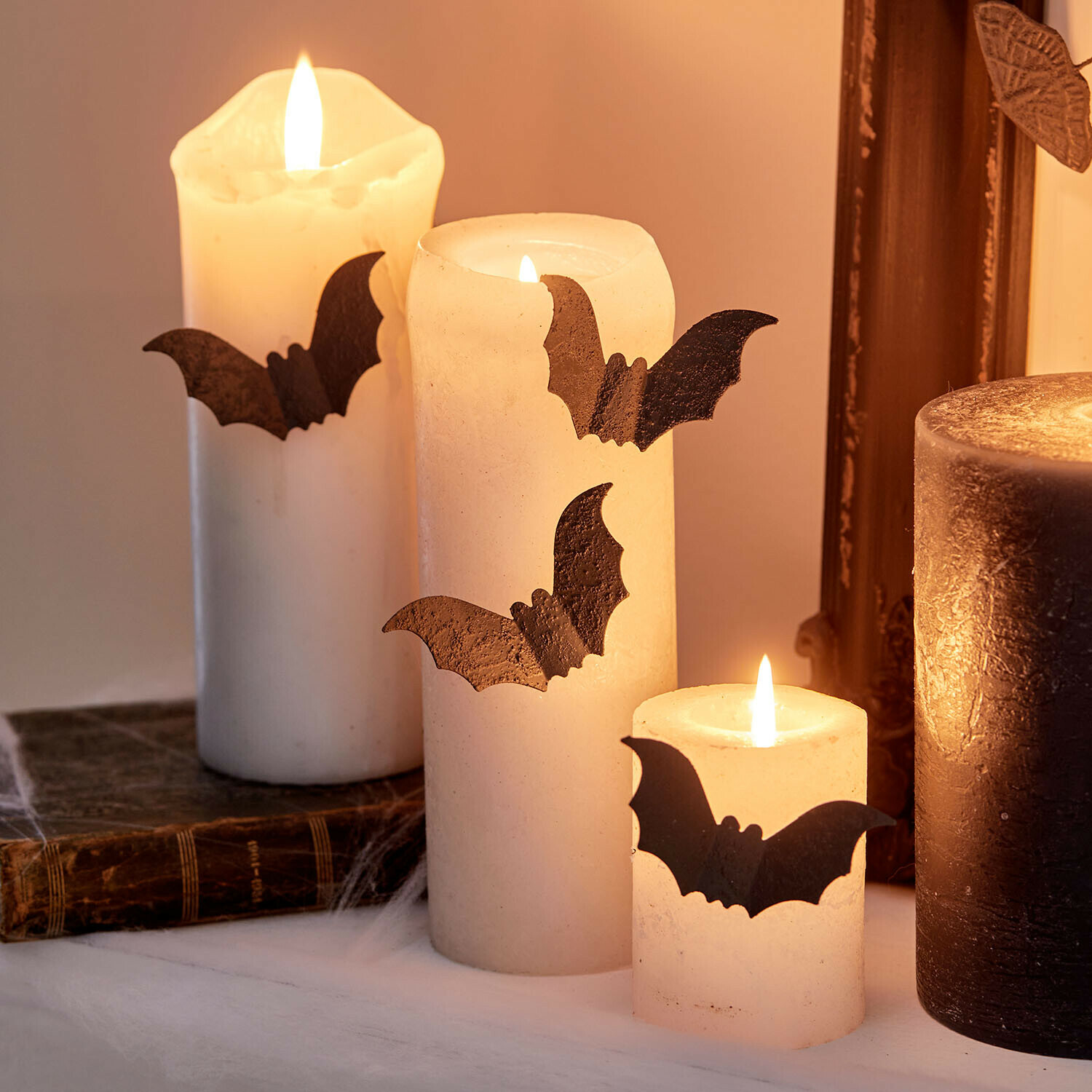 Lot de 4 pin’s décoratifs Brynnach Bougies blanches décorées de chauves-souris noires pour une ambiance Halloween chaleureuse