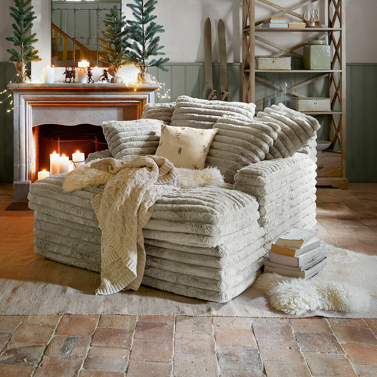 Chaise longue Woodminster Fauteuil confortable en tissu beige doux dans un salon rustique avec cheminée et décorations de Noël
