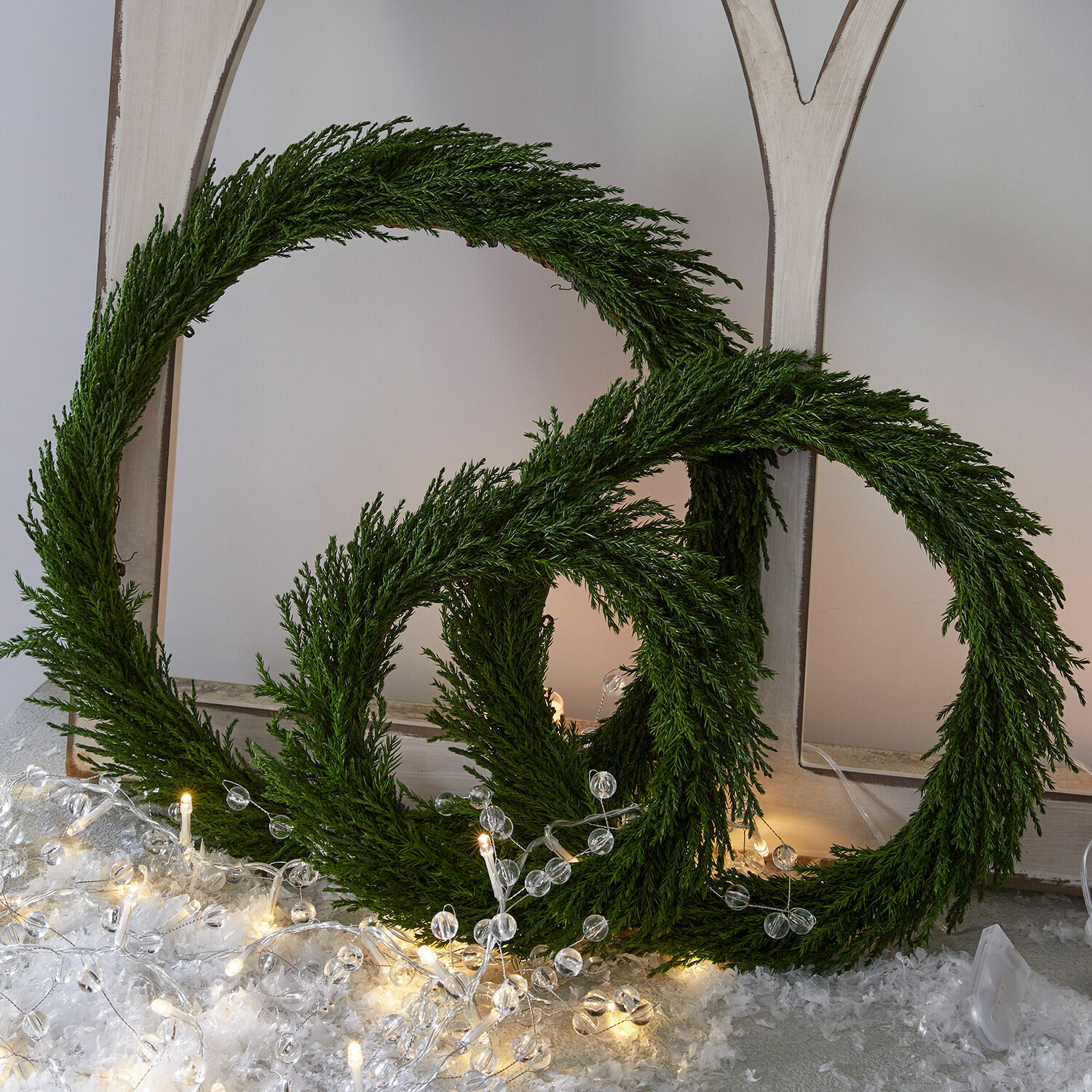 Lot de 3 couronnes Grivale Couronnes décoratives vertes en feuillage pour décoration de Noël avec guirlande lumineuse LED et neige artificielle