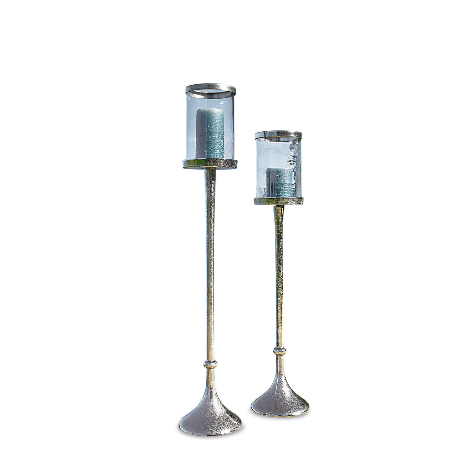 Lot de 2 bougeoirs Oudon Ensemble de deux bougeoirs en métal avec protections en verre transparent et bougies bleues