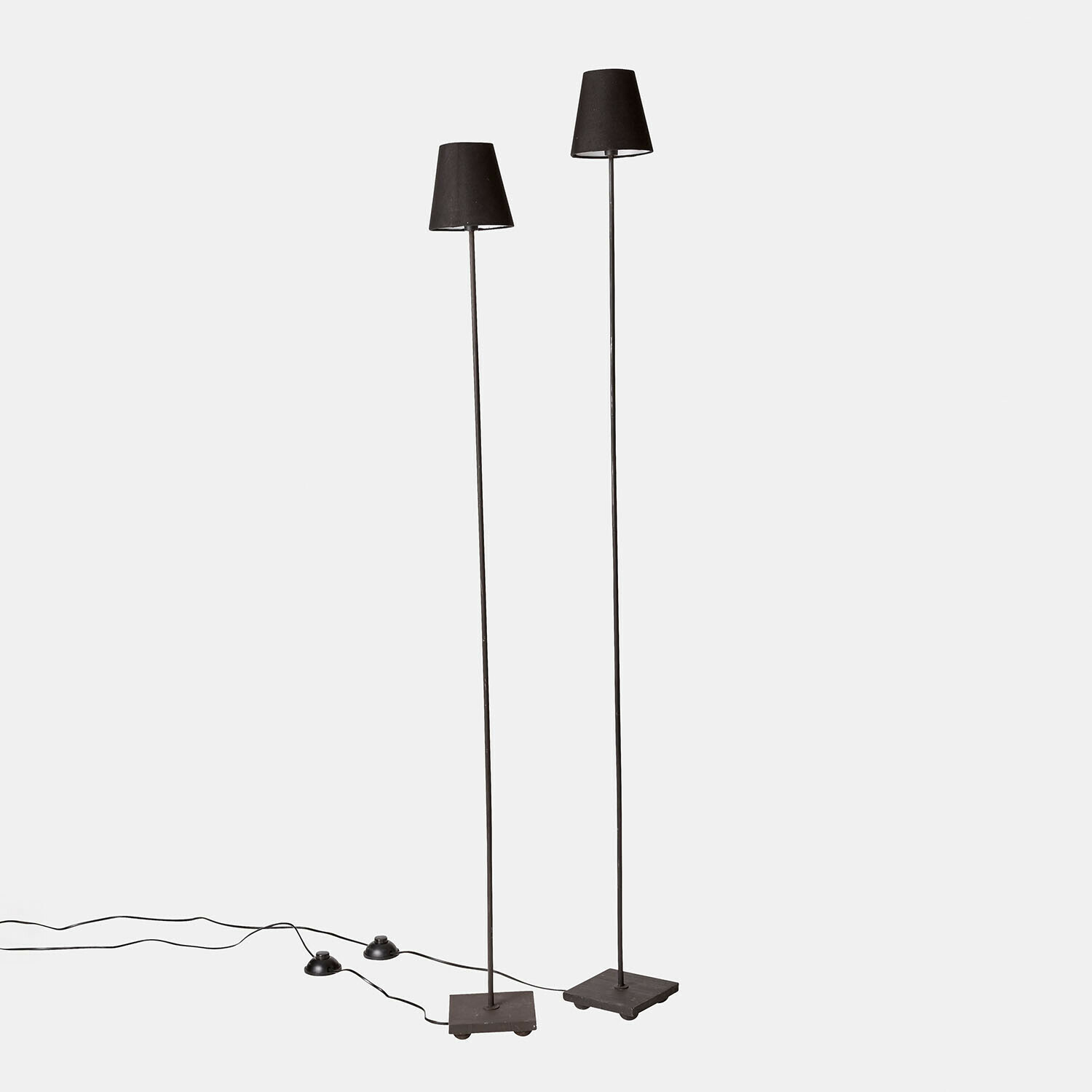 noir Lot de deux lampadaires noirs Tacoma avec base et abat-jour en métal, éclairage moderne pour salon