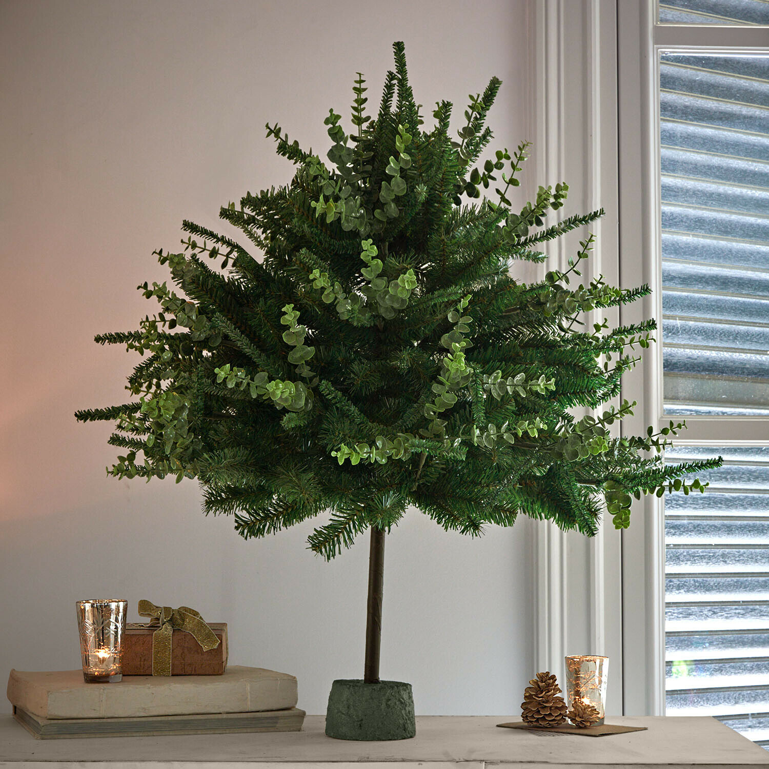 Arbre décoratif Talvora Arbre décoratif artificiel avec aiguilles vertes et feuilles d'eucalyptus sur socle en mousse