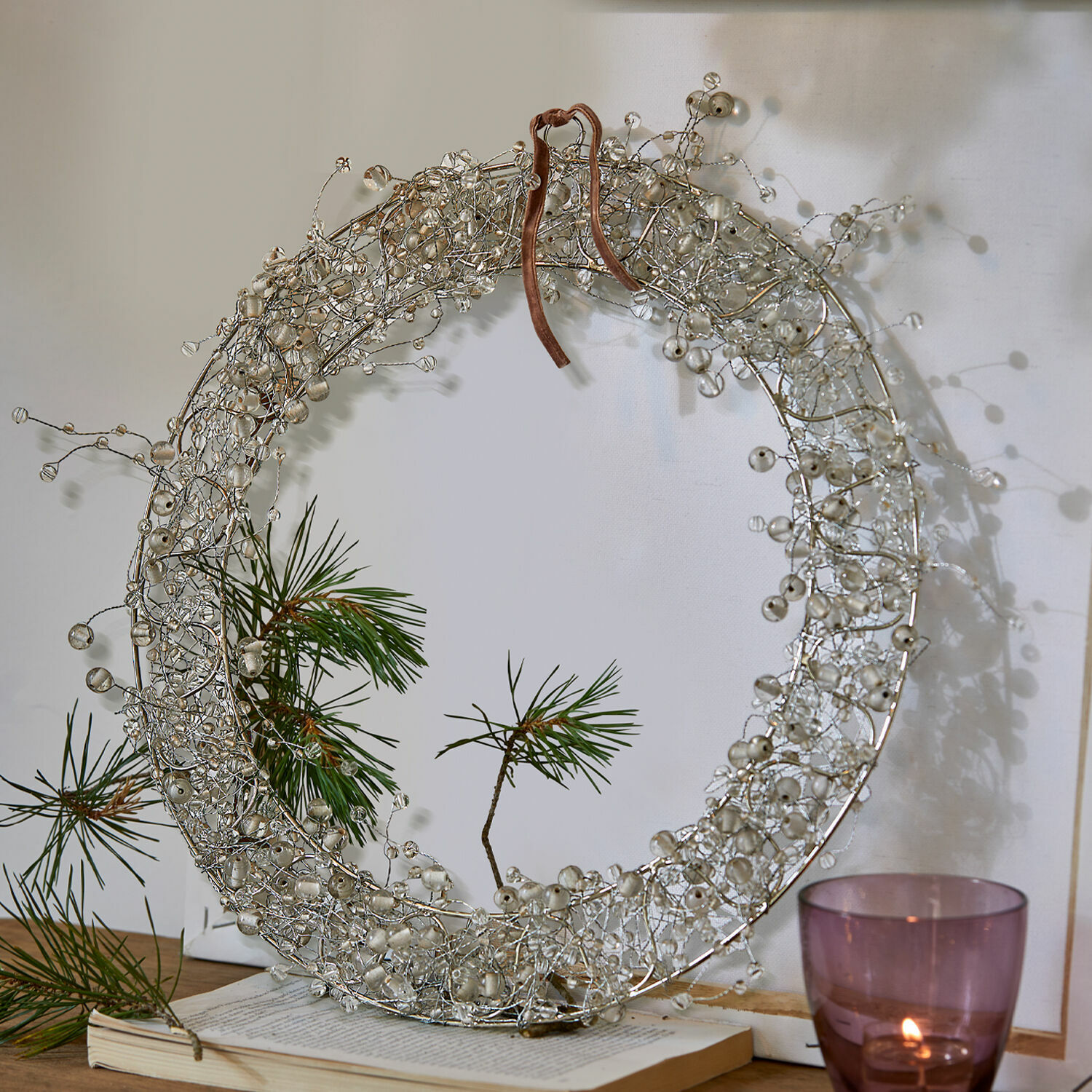 Couronne Ebyin Couronne décorative en fil métallique avec perles transparentes et ruban marron, décoration murale festive