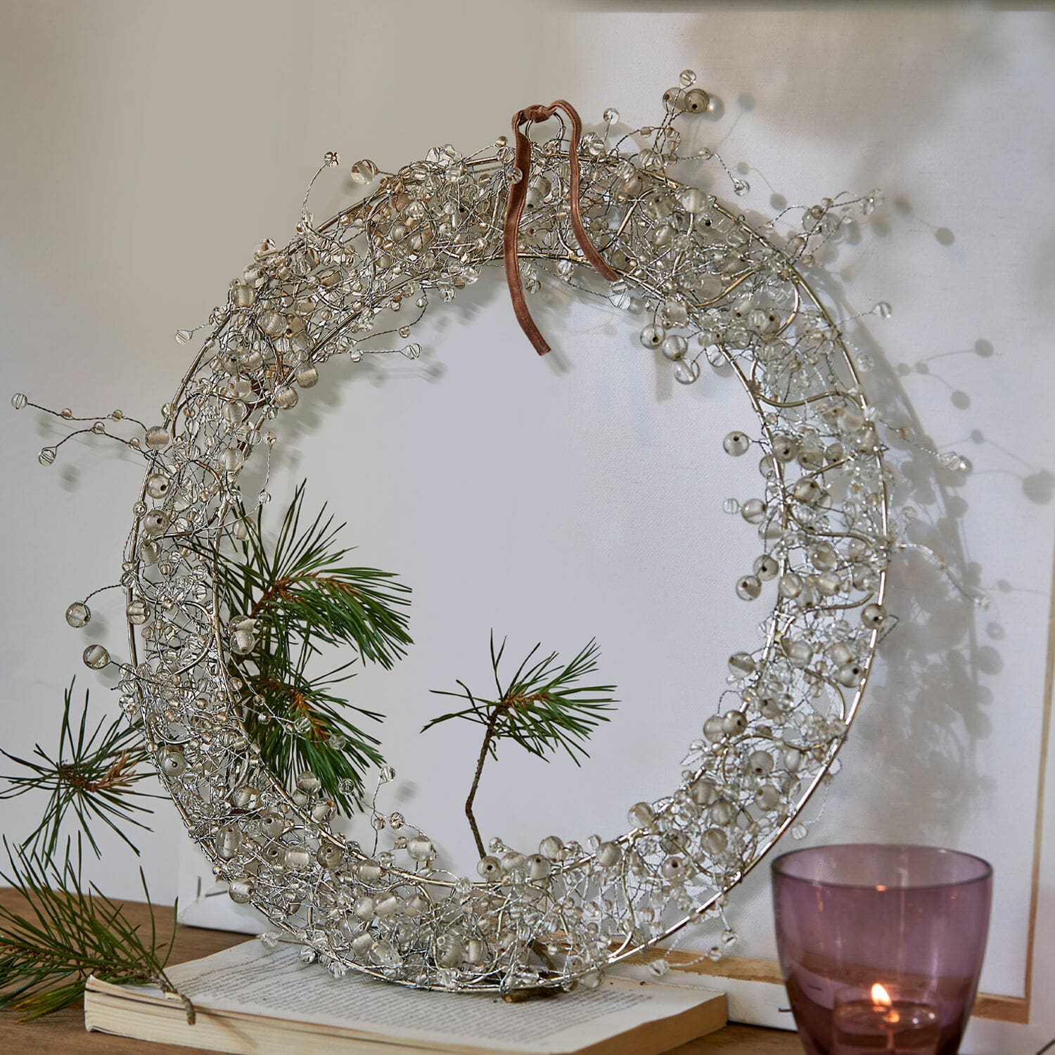 Couronne Ebyin Couronne décorative en fil métallique avec perles transparentes et ruban marron, décoration murale festive