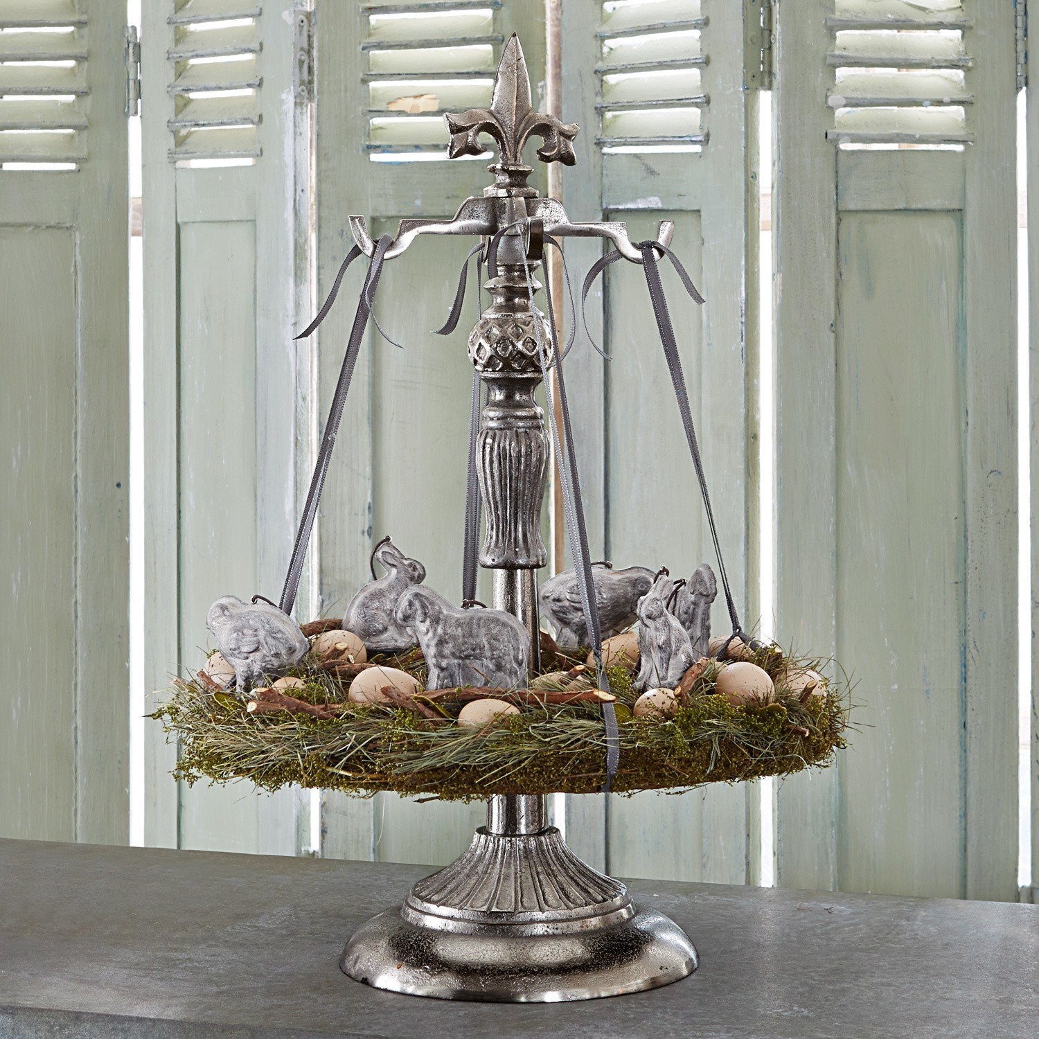 Support pour couronne Edmond Décoration de table en métal avec guirlande verte suspendue, œufs et figurines d'animaux pour Pâques