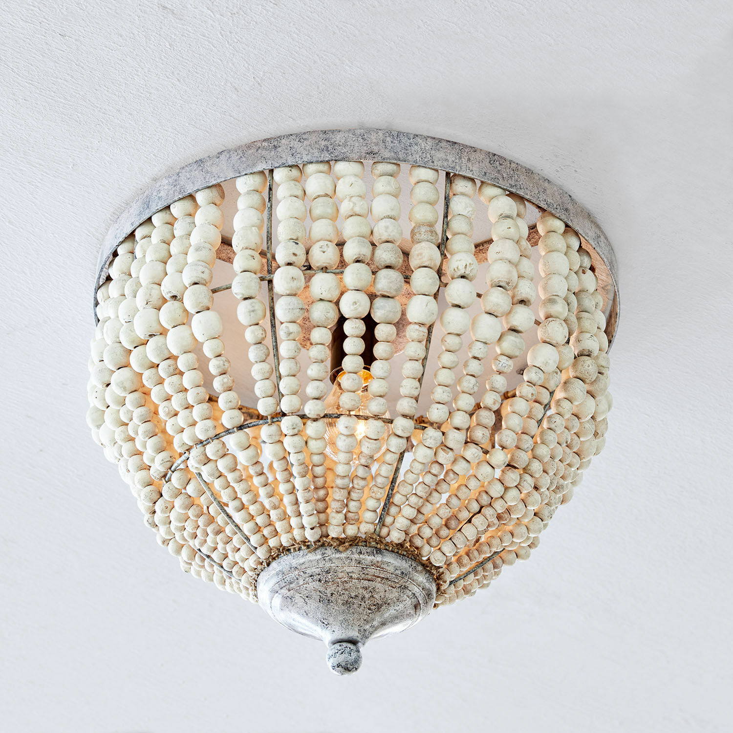 Plafonnier Antereen Plafonnier en perles de bois blanches et métal style vintage pour décoration intérieure élégante
