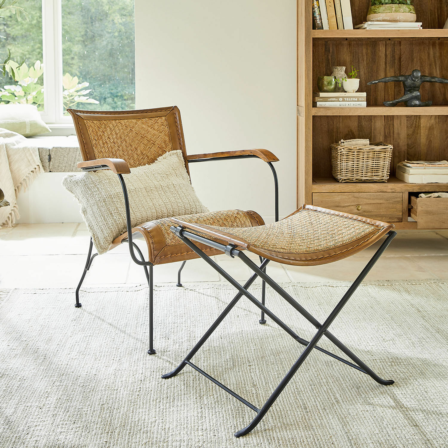 Chaise avec tabouret Dauvron Fauteuil et repose-pieds en rotin et métal couleur naturelle pour salon rustique