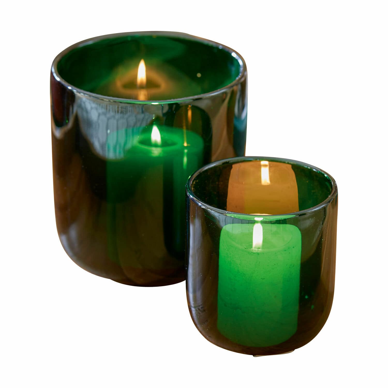 Lot de 2 photophores Theodor Ensemble de deux photophores en verre vert avec bougies allumées pour décoration intérieure