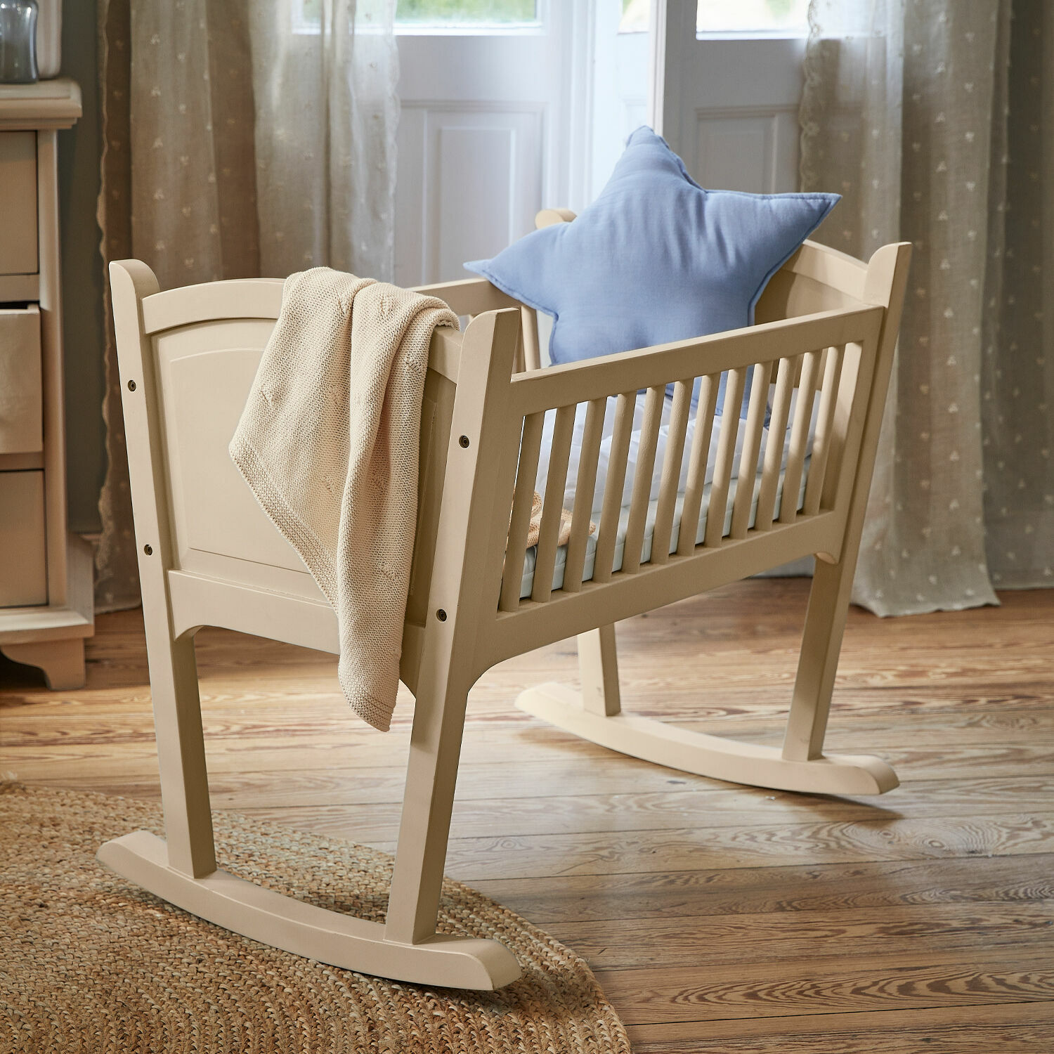 Berceau Aiguillon Berceau à bascule en bois beige avec coussin étoile bleu et couverture douce dans une chambre