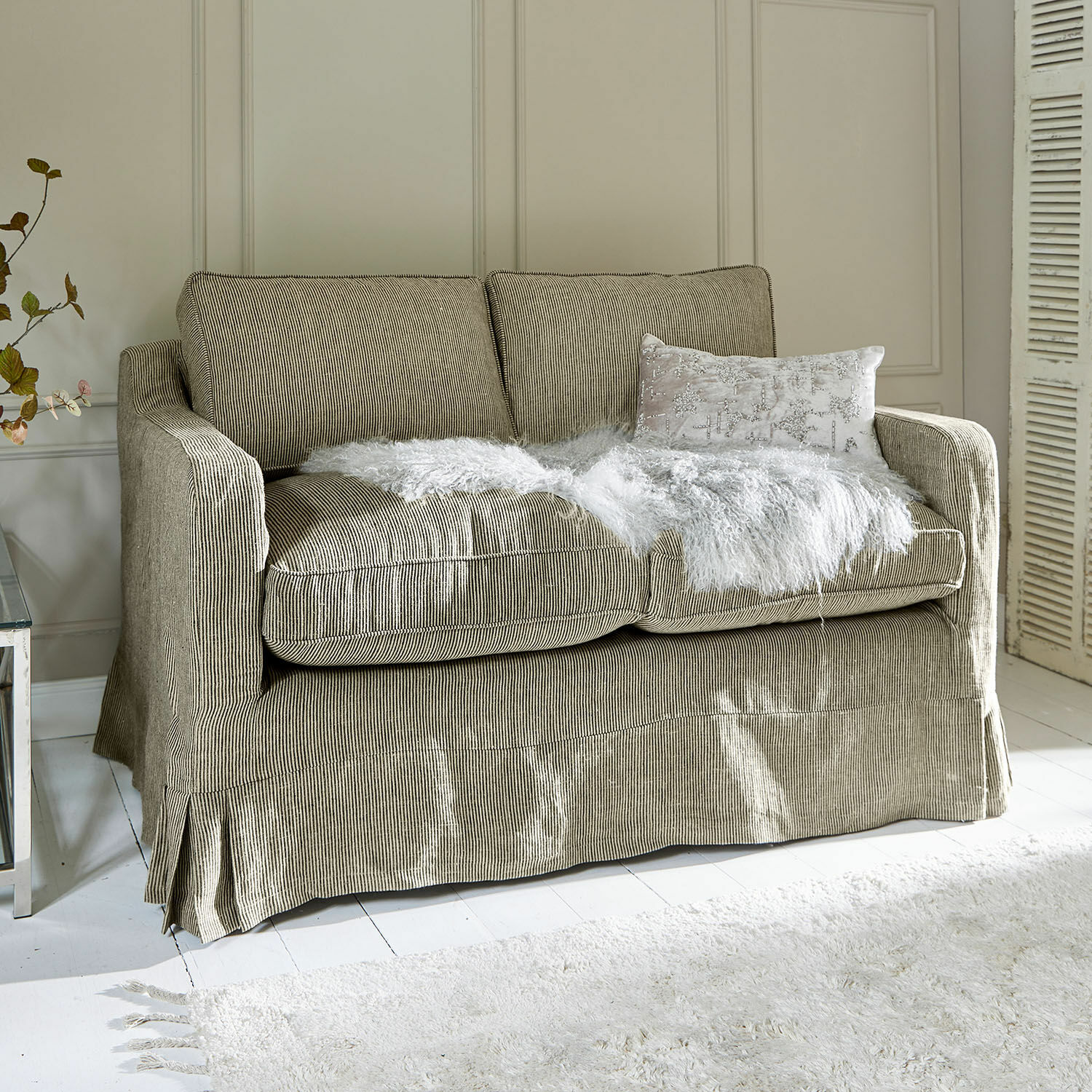 Canapé Briarcliff Canapé deux places en tissu beige à rayures avec plaid en fausse fourrure blanche et coussin décoratif