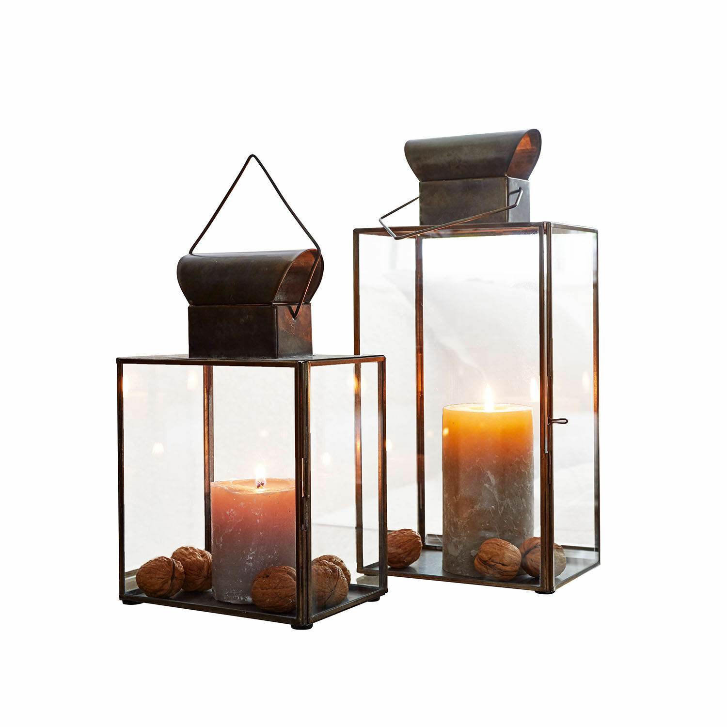 Lot de 2 lanternes Pluton Deux lanternes en métal avec verre transparent et bougies marron entourées de noix décoratives