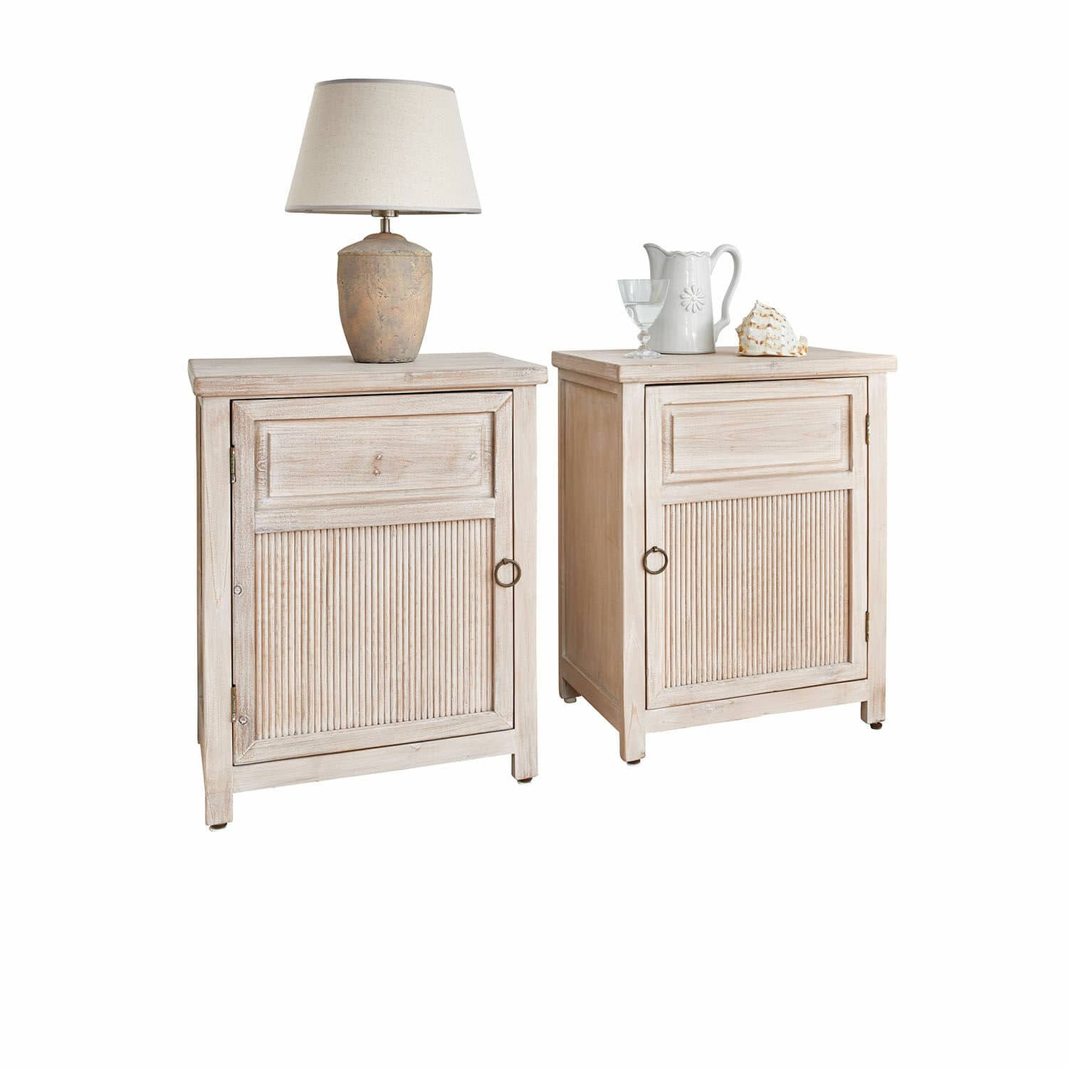 Lot de 2 tables de chevet Brolive Deux chevets en bois clair avec portes décoratives, lampe et pichet posés dessus
