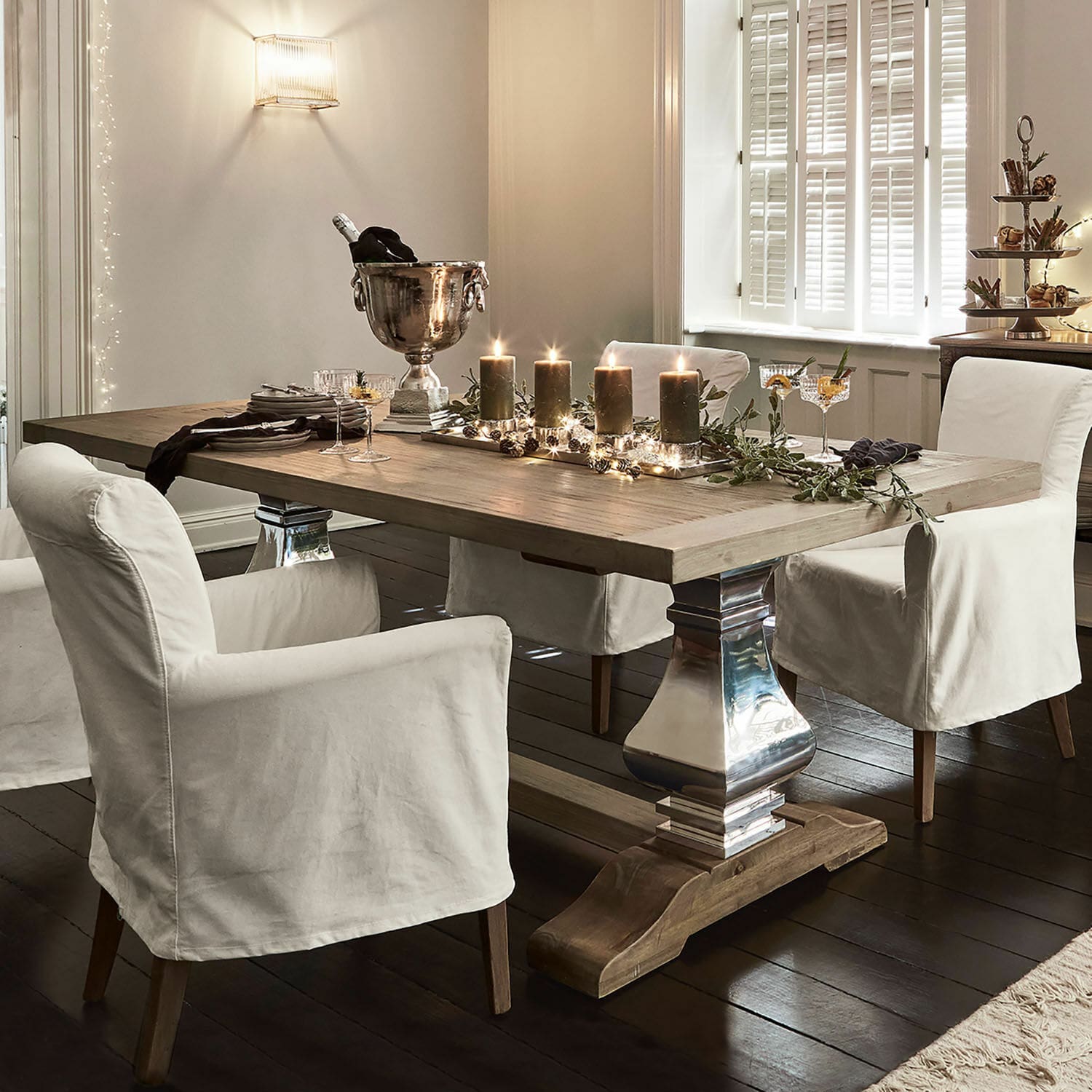 Table Filton Table à manger en bois clair avec pieds en métal et chaises blanches dans un intérieur élégant