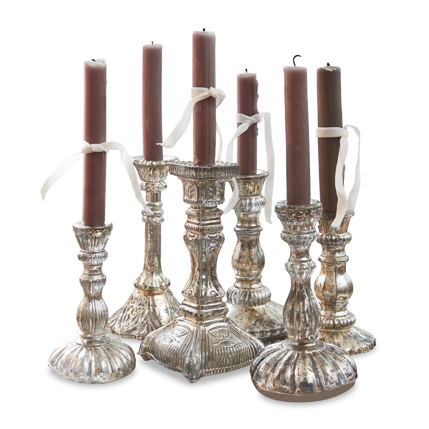 Lot de 6 chandeliers Adolpha Ensemble de six chandeliers argentés avec bougies marron et rubans blancs, décoration élégante