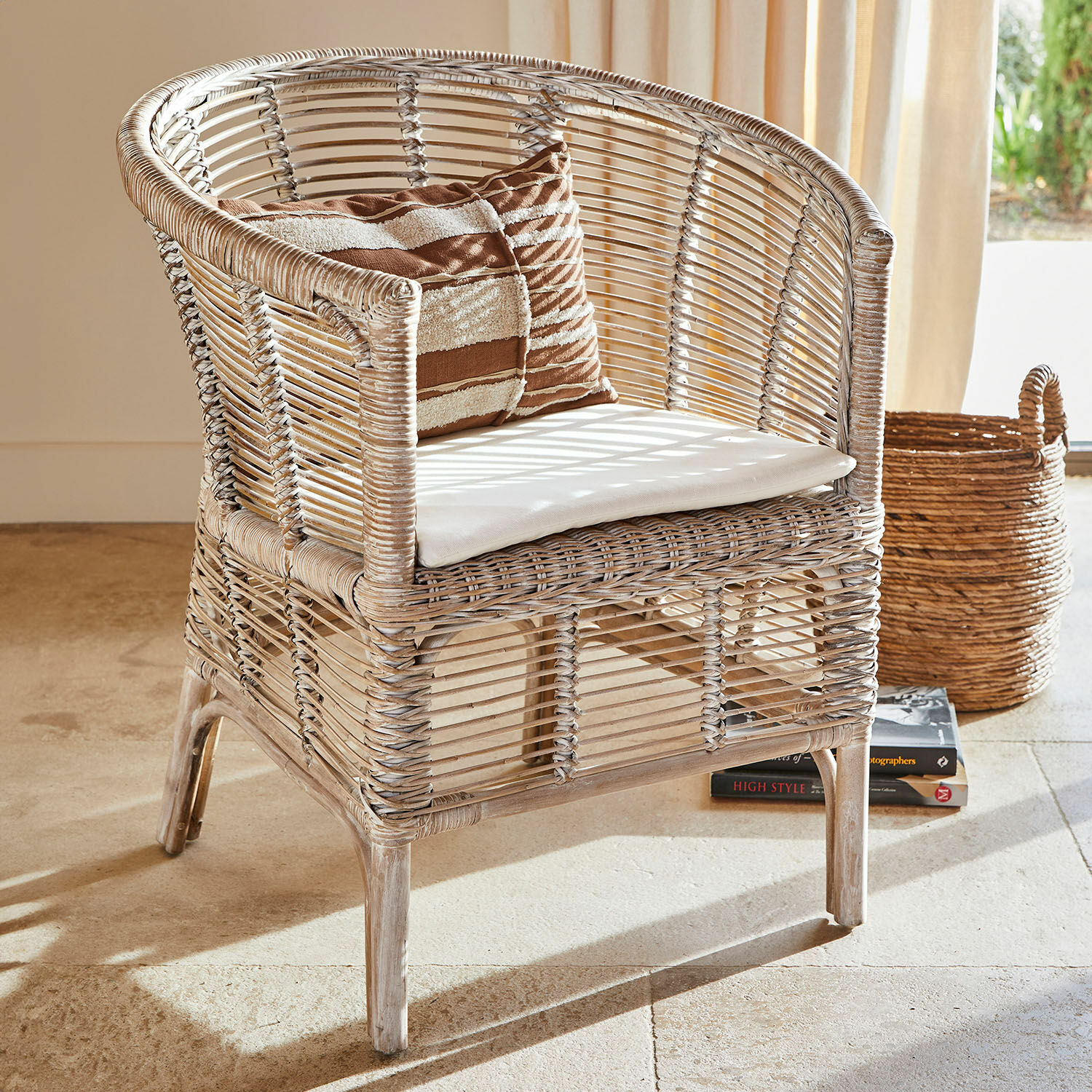 Chaise Saulnes Fauteuil en rotin naturel avec coussin blanc et coussin décoratif marron, meuble de salon élégant