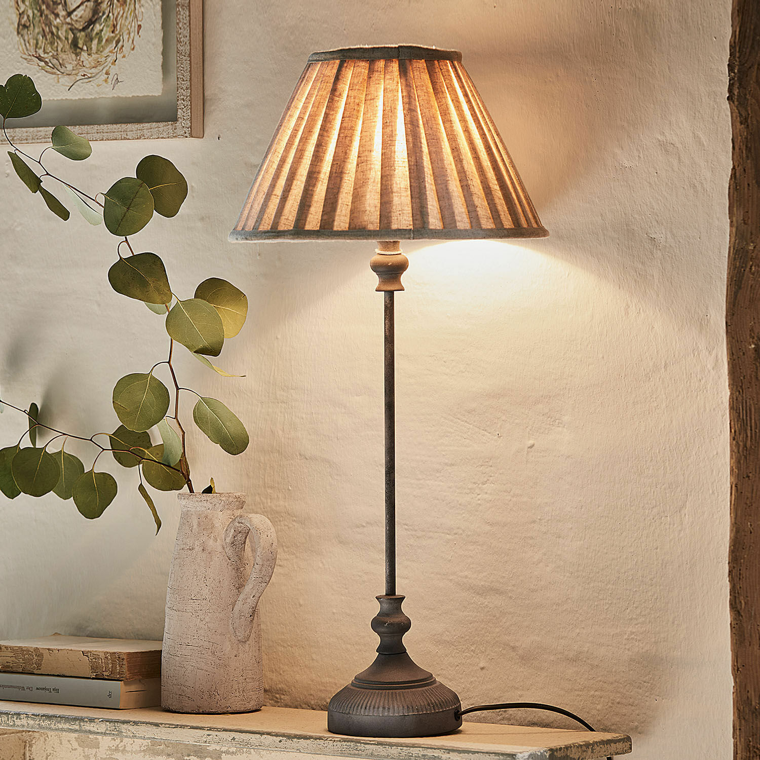 Lampe à poser Ponsardin Lampe de table avec base en métal et abat-jour beige, décoration intérieure vintage élégante