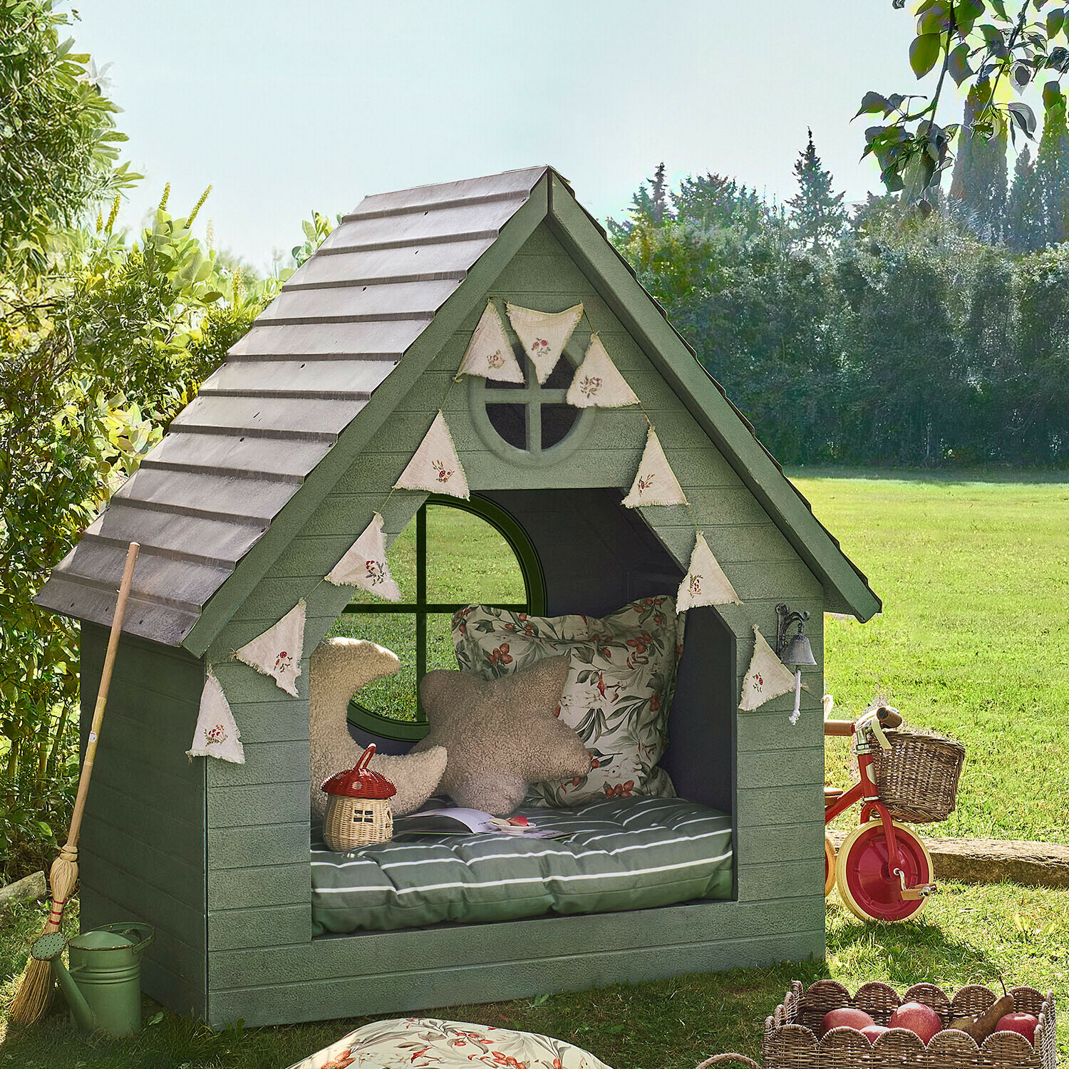 Guirlande de fanions Hoplet Maisonnette de jardin verte en bois avec coussins et guirlandes décoratives, coin détente confortable