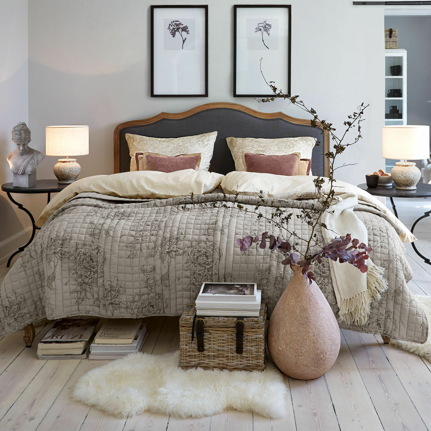 Lit Serravalle Chambre chaleureuse avec lit à tête de lit en bois et couvre-lit beige à motif floral