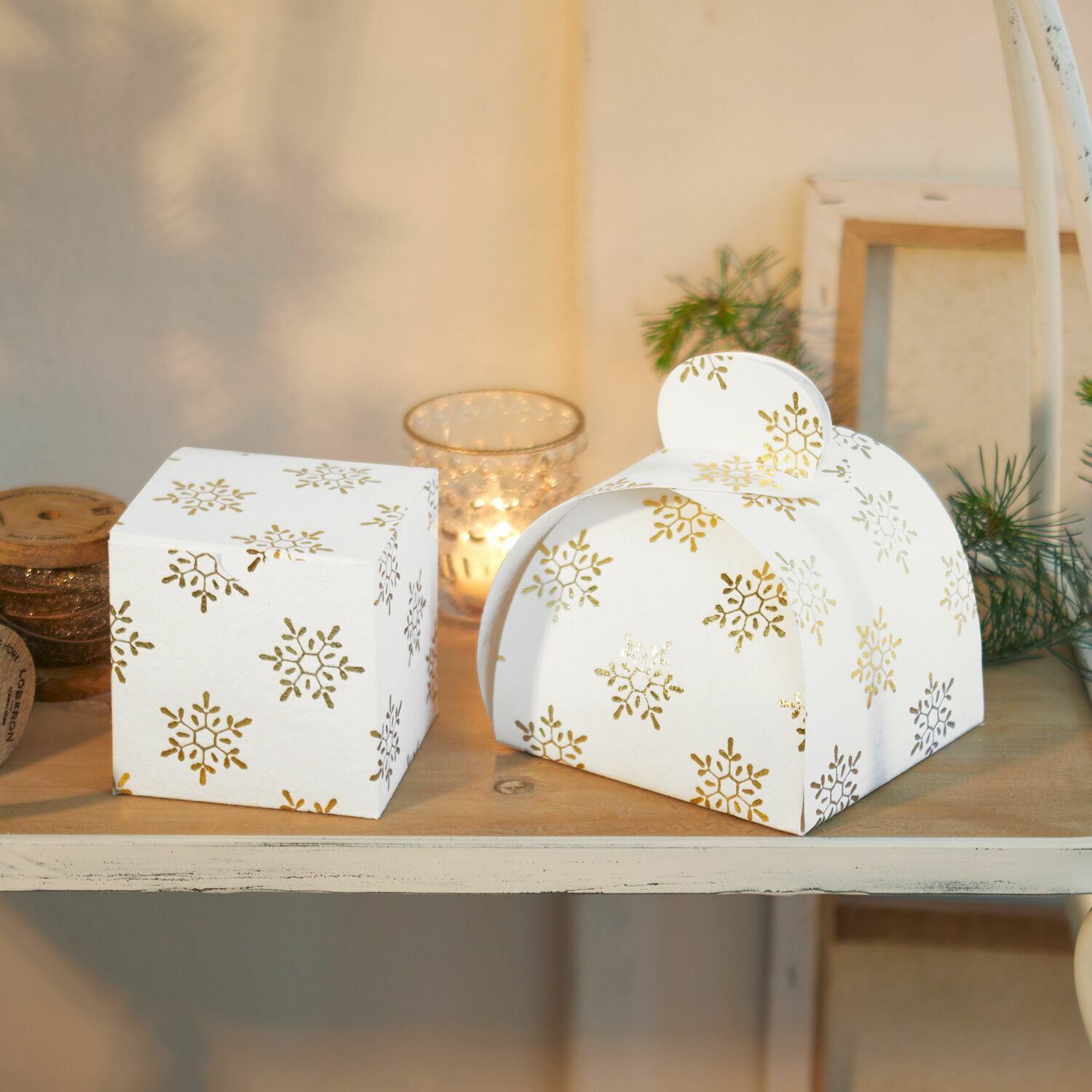 Lot de 2 boîtes cadeau Hartsfield Boîtes en papier blanches avec flocons dorés sur étagère en bois, décoration de Noël