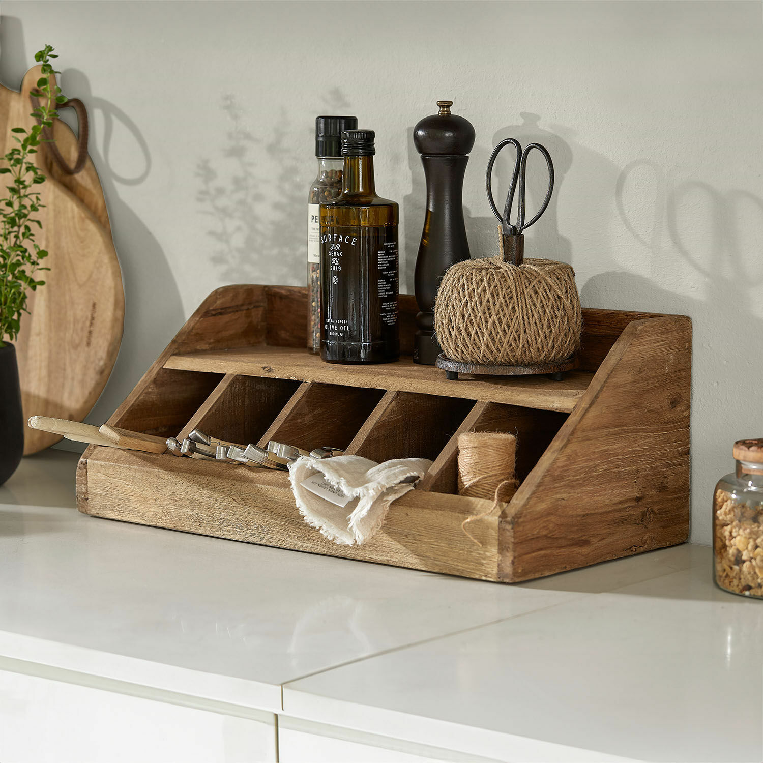 Range-couverts Ursélie Organisateur de cuisine en bois naturel avec compartiments et épices sur un plan de travail blanc