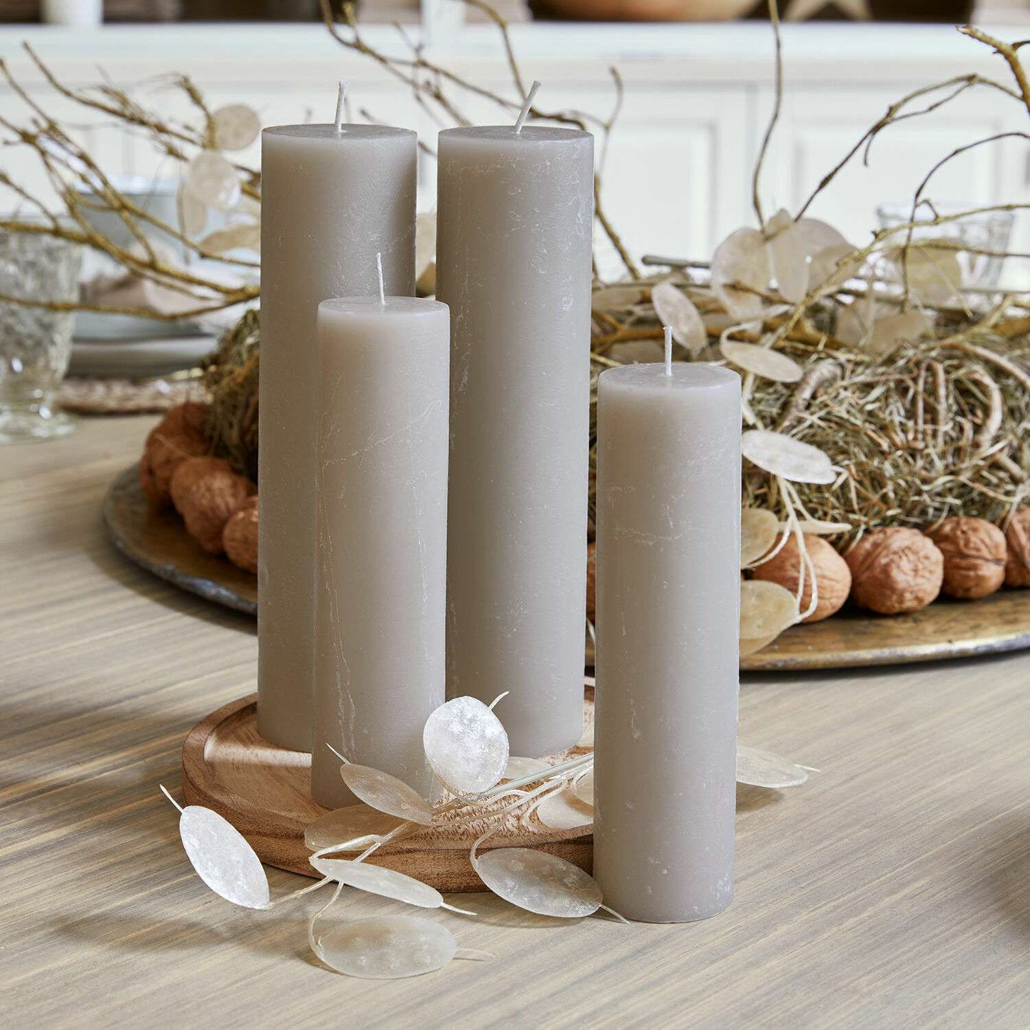 Lot de 4 bougies Avinal Ensemble de quatre bougies grises en cire sur un plateau en bois, décoration de table naturelle