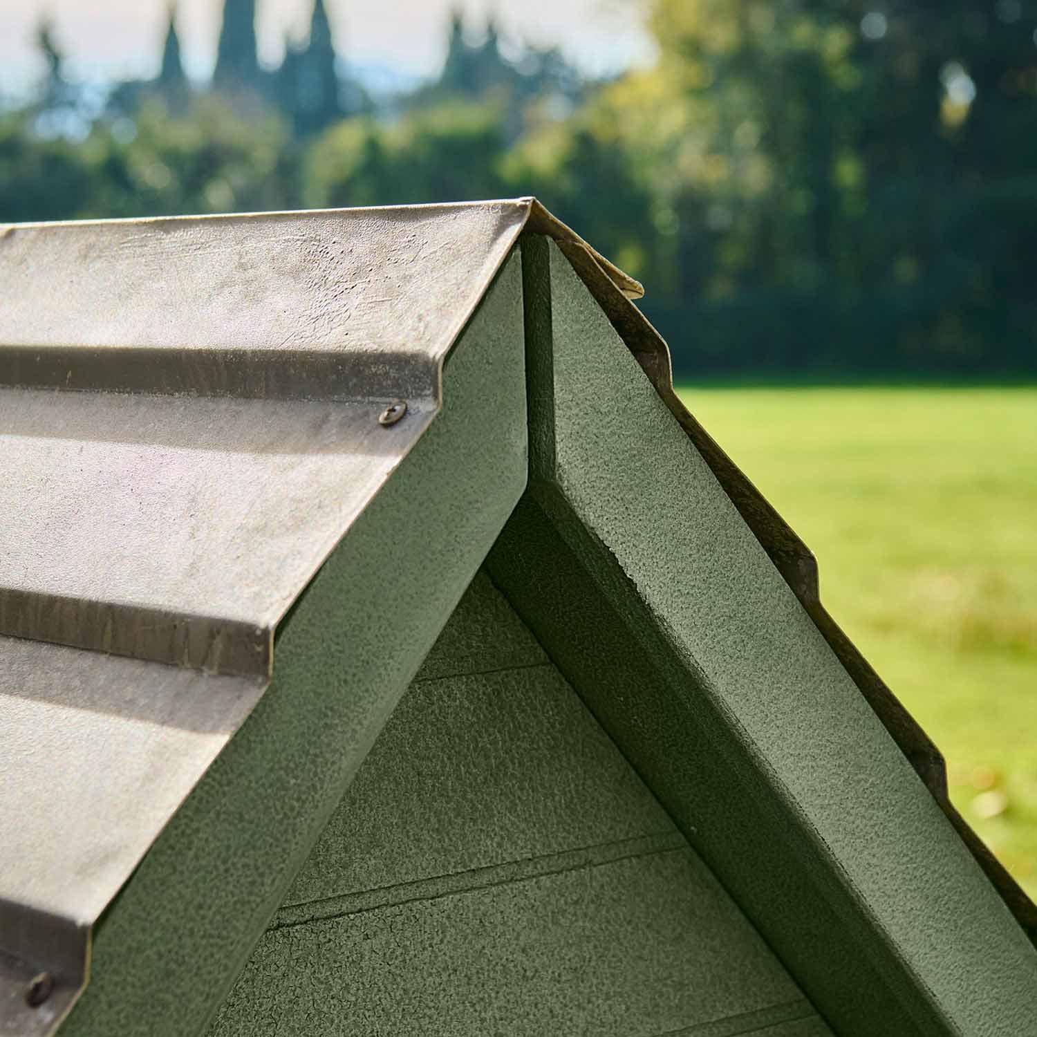 Toit vert texturé avec couverture métallique dans un environnement extérieur ensoleillé