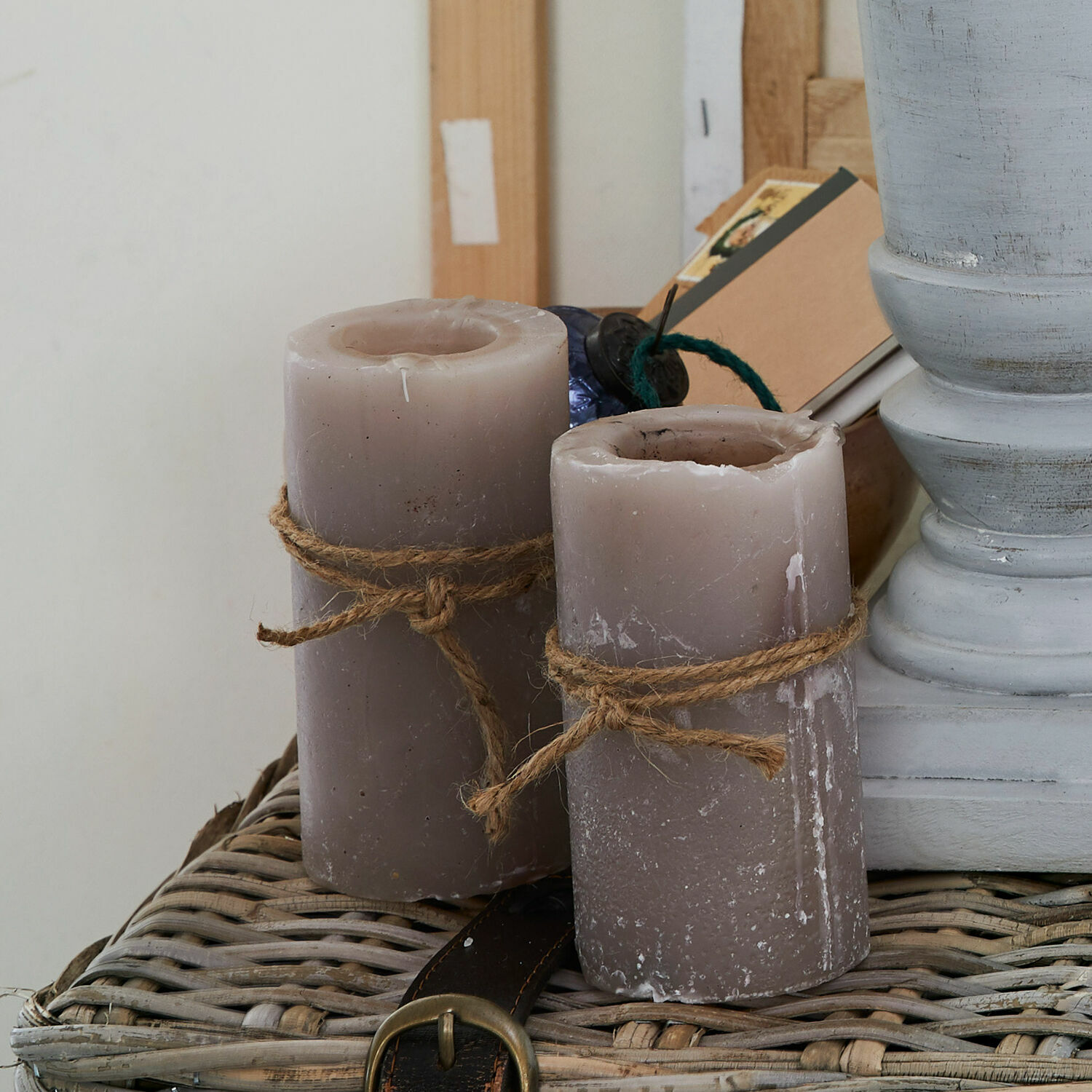 Lot de 4 bougies Braga Deux bougies grises en cire avec corde en jute sur un panier en osier, décoration intérieure