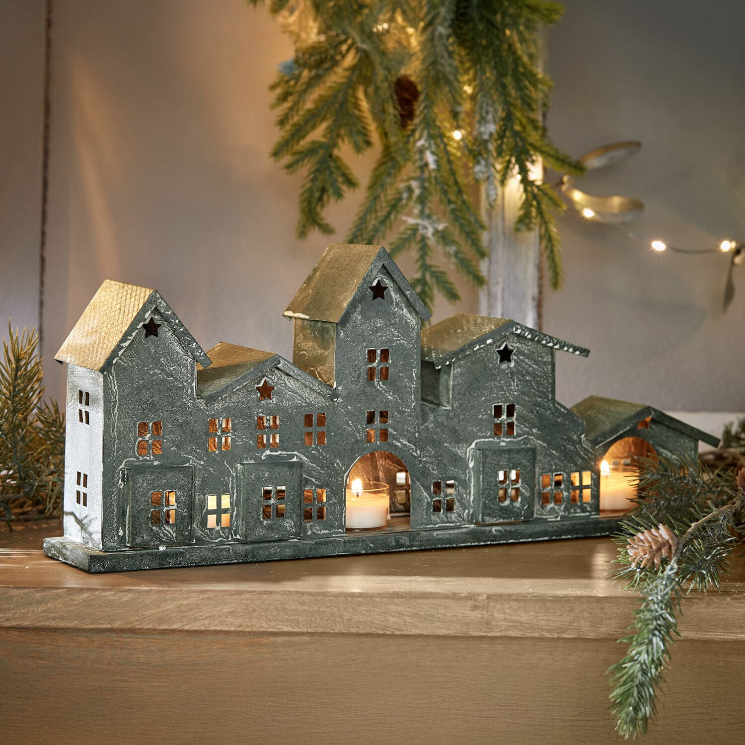 Photophore Terivan Décoration en métal en forme de maisons avec bougies, gris, décoration de table hivernale pour Noël