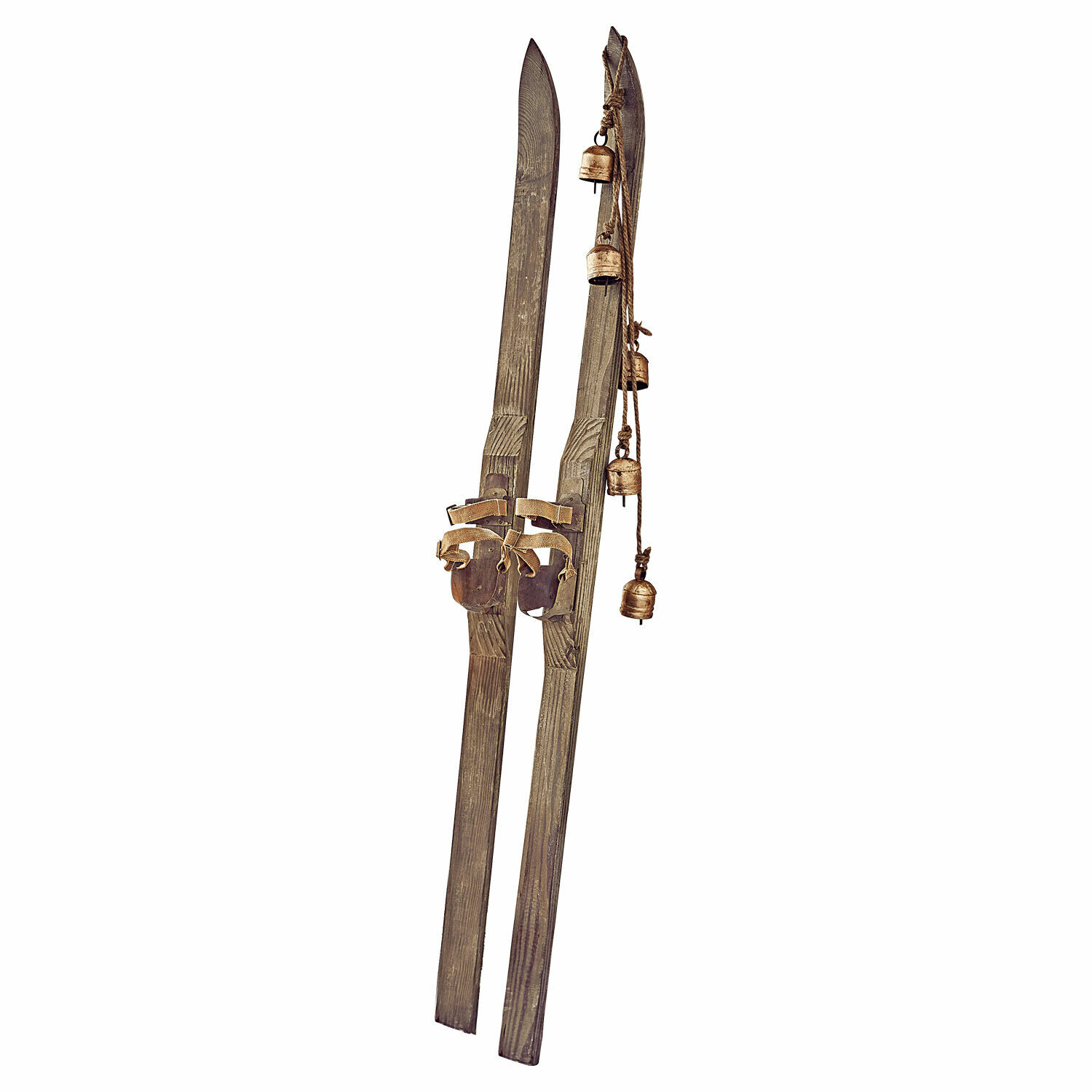 Paires de skis en bois marron avec cloches en métal suspendues, décoration vintage rustique