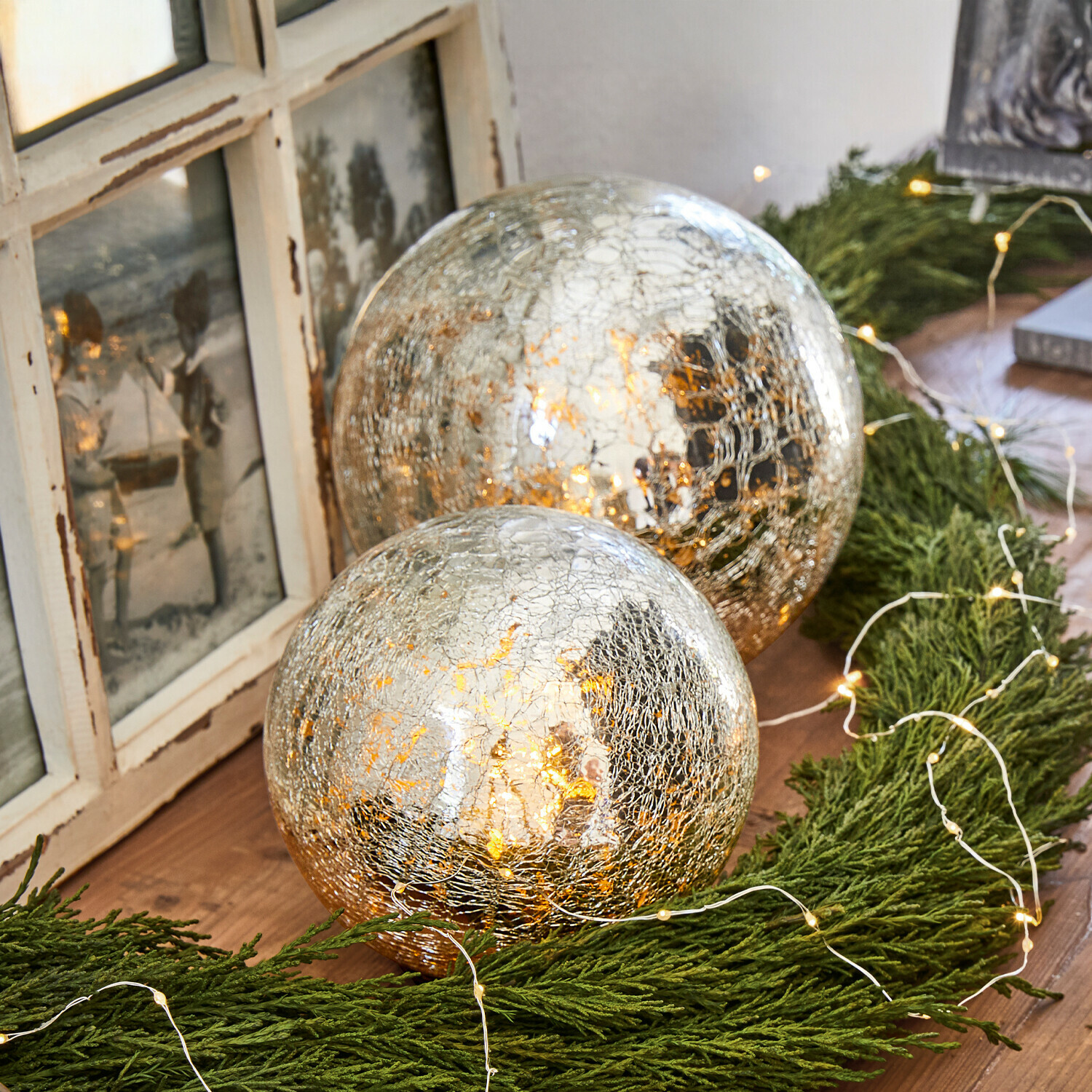 Lot de 2 boules lumineuses Lightballs Deux boules décoratives en verre argenté craquelé posées sur une couronne verte avec guirlande LED
