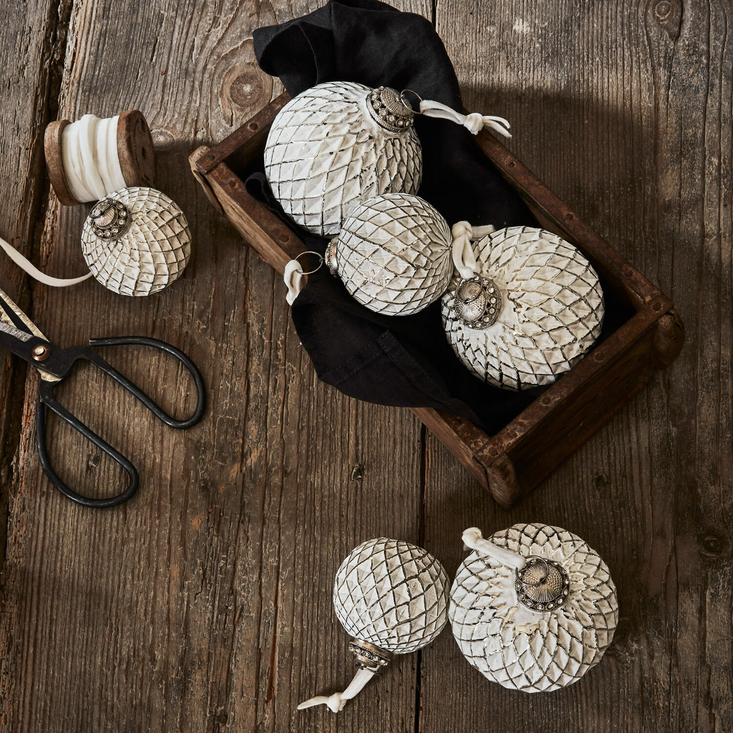 Lot de 6 décorations de Noël Maélys Décorations de Noël blanches en métal et verre à motif nid d'abeille sur table en bois avec ciseaux