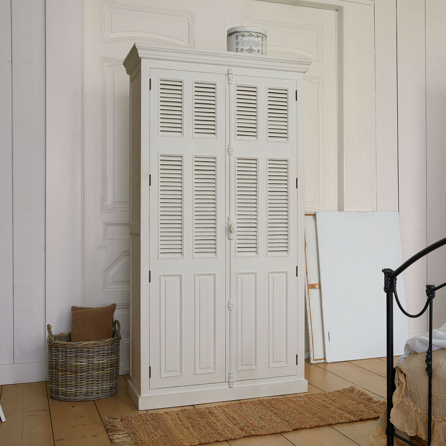 Armoire Elmsworth Armoire blanche en bois avec portes à persiennes style vintage pour rangement dans la chambre