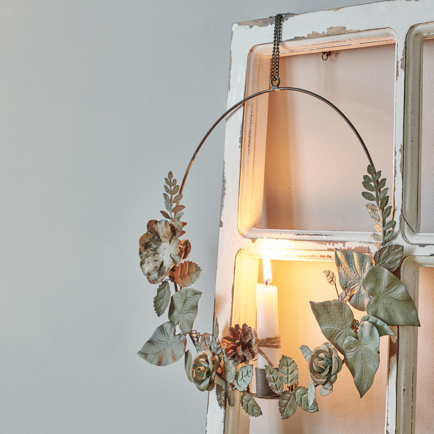 Bougeoir Néville Couronne en métal vert avec feuilles et fleurs, bougie blanche décorative allumée