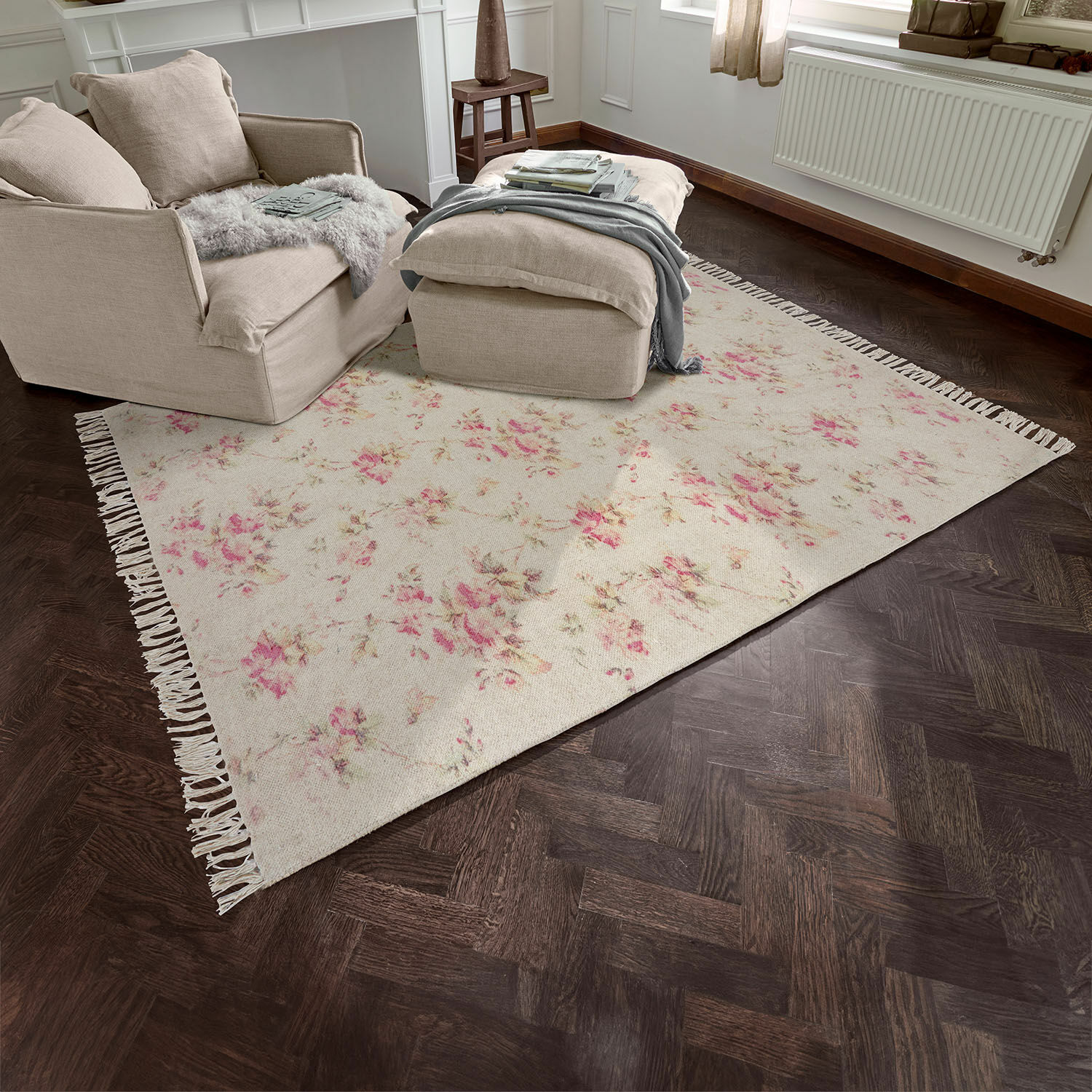 Tapis Ingvi Tapis beige à motif floral avec franges sur parquet foncé dans un salon lumineux