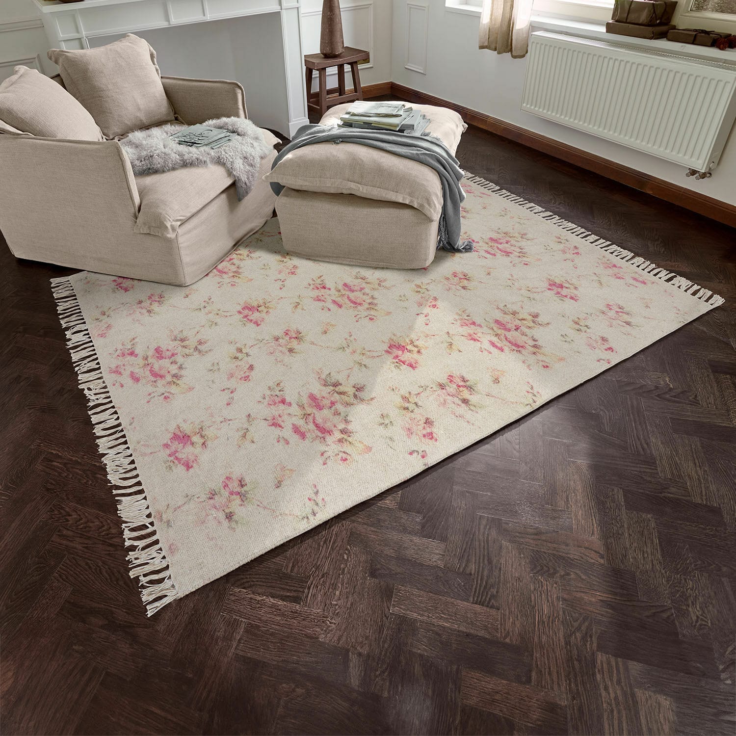 Tapis Ingvi Tapis beige à motif floral avec franges sur parquet foncé dans un salon lumineux