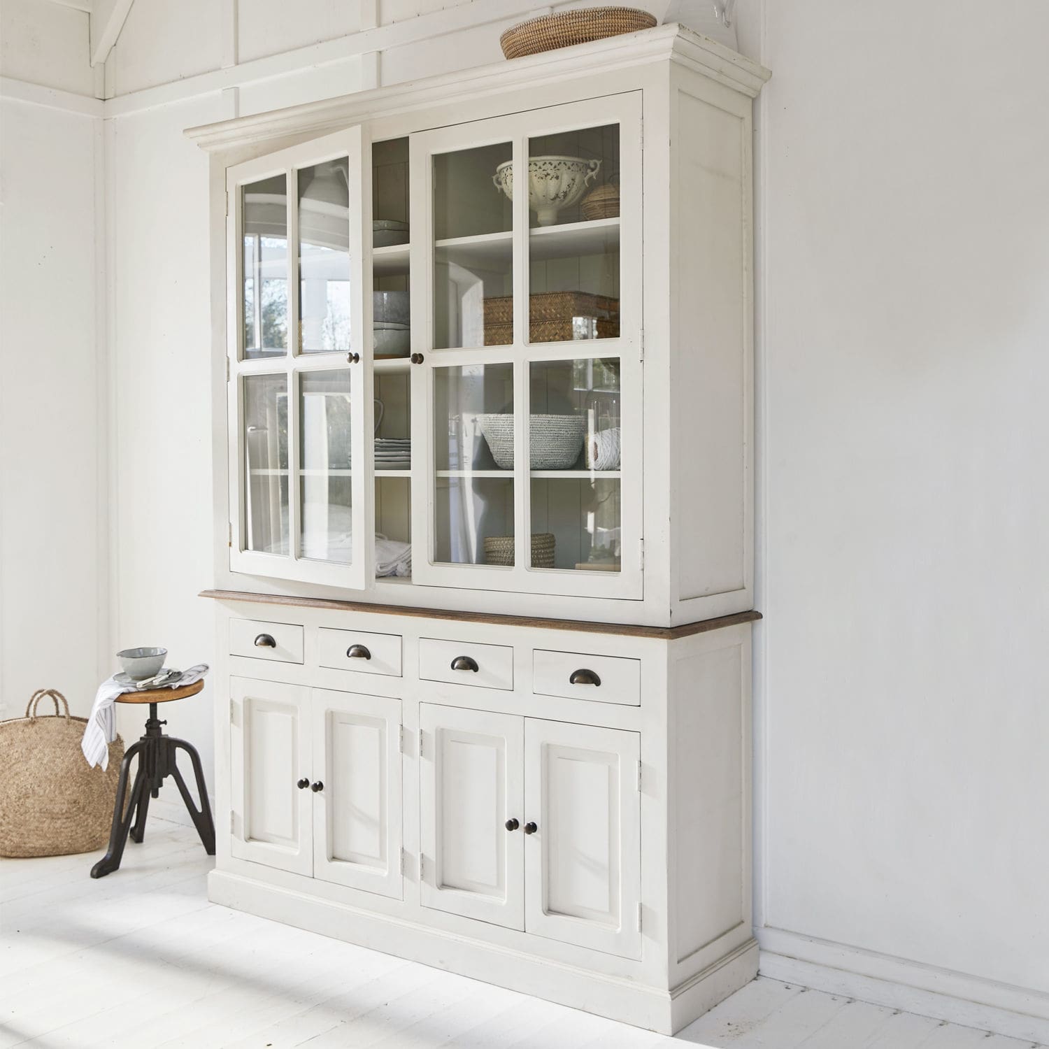Buffet Morningside Vitrine en bois blanc avec portes vitrées et tiroirs pour rangement dans un salon lumineux