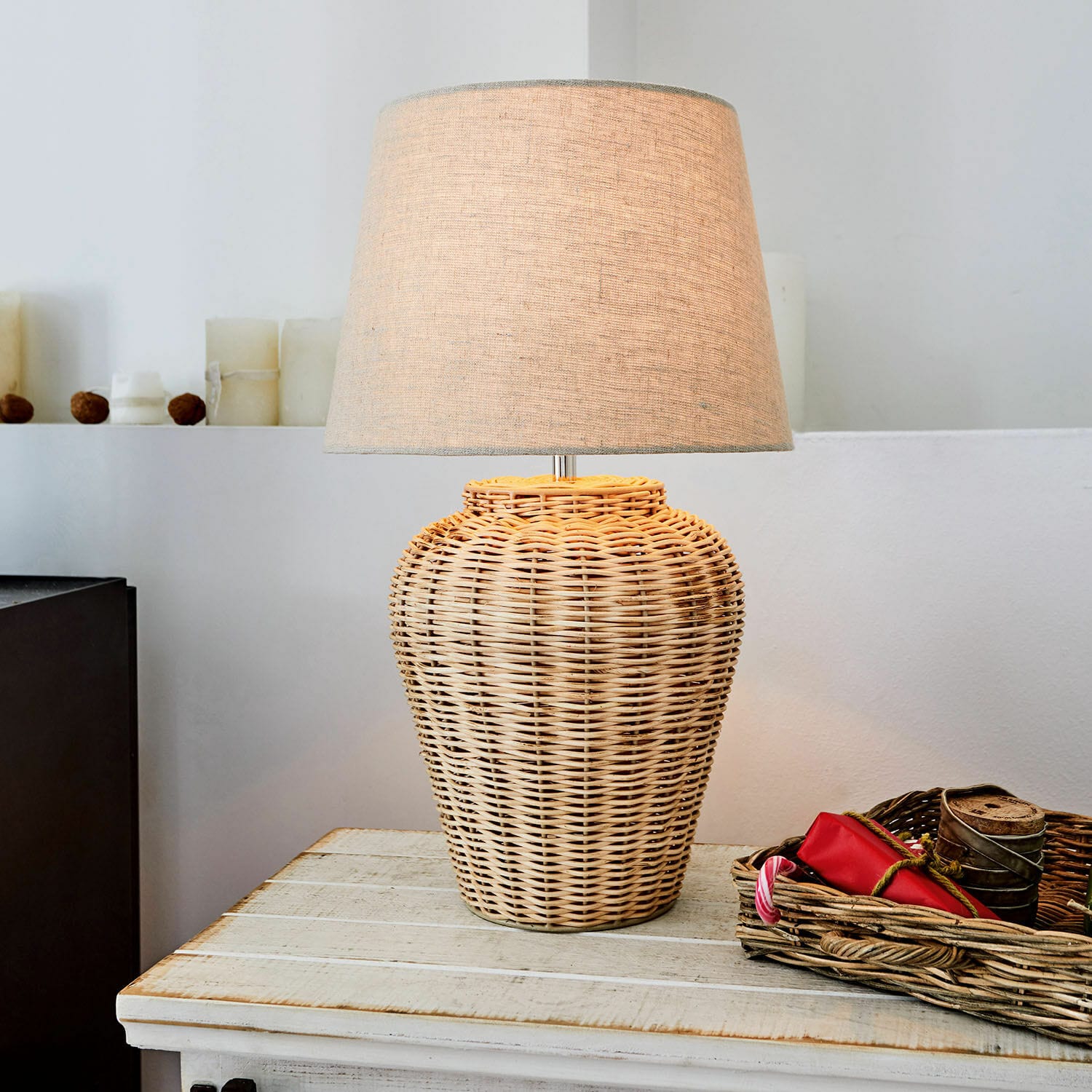 Lampe à poser Ernée Lampe de table en osier avec abat-jour beige sur une table en bois, décoration intérieure