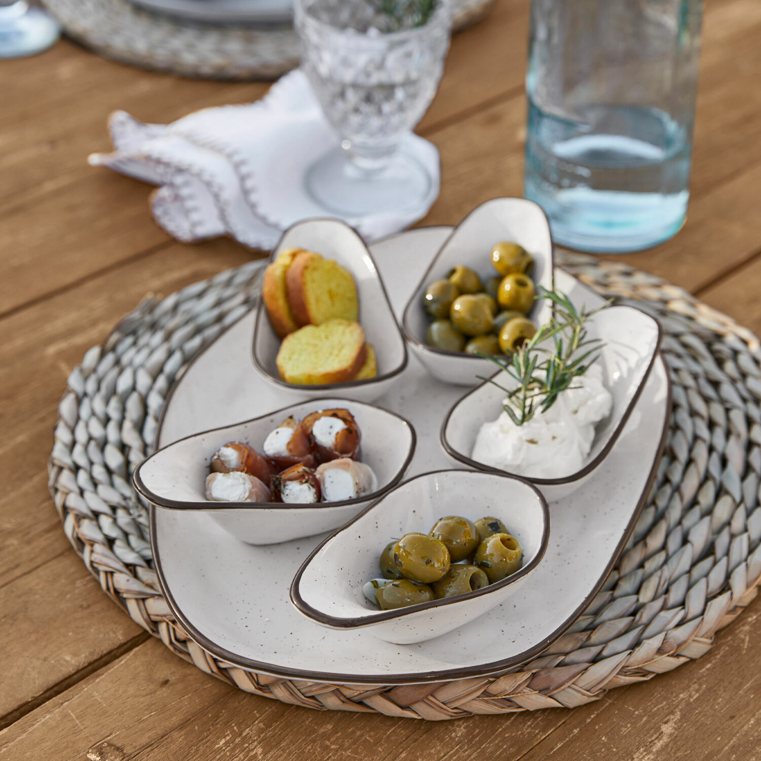 Lot de coupelles, 6 pièces Biarré Petits bols en céramique blanche avec olives et fromage sur un dessous de plat tressé en bois