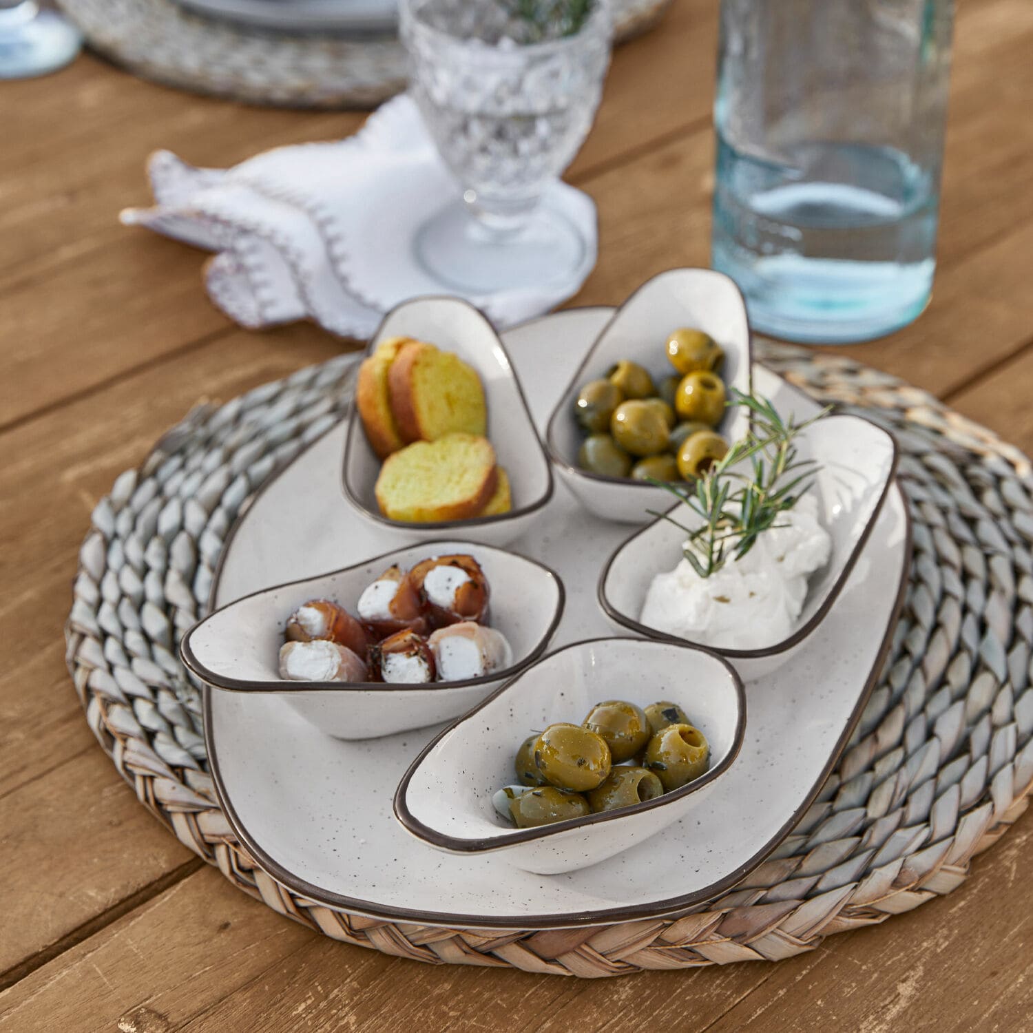 Lot de coupelles, 6 pièces Biarré Petits bols en céramique blanche avec olives et fromage sur un dessous de plat tressé en bois