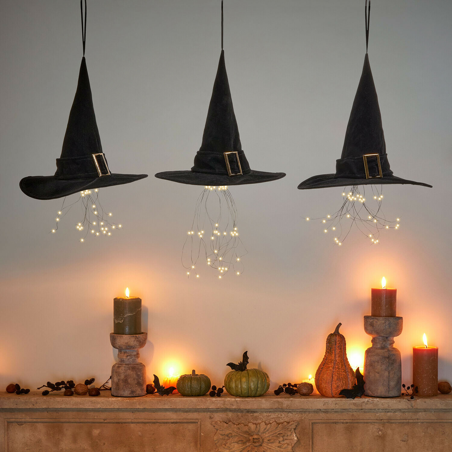 Lot de 3 chapeaux décoratifs à LED Elarwyn Trois chapeaux de sorcière noirs en tissu avec éclairage LED suspendus et bougies décoratives pour Halloween