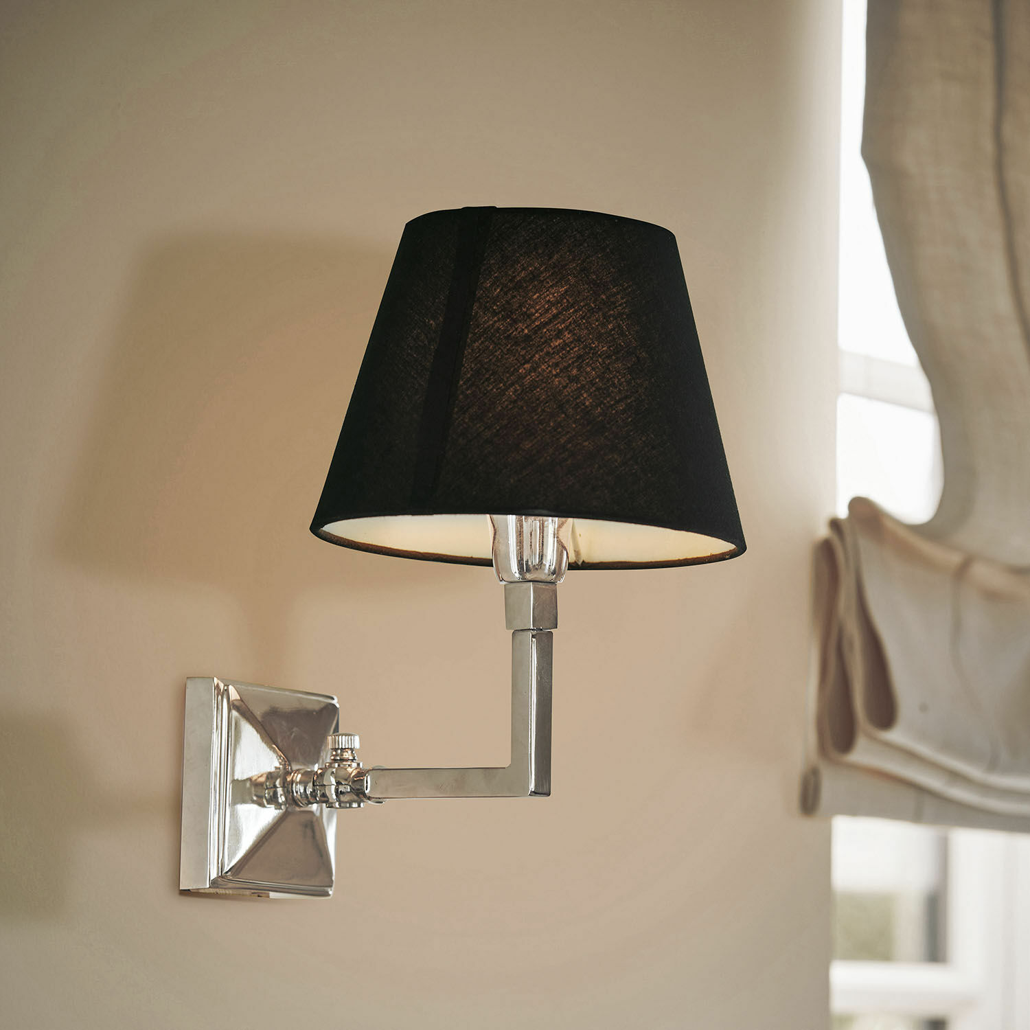 Applique murale chromée avec abat-jour noir en tissu pour un éclairage moderne
