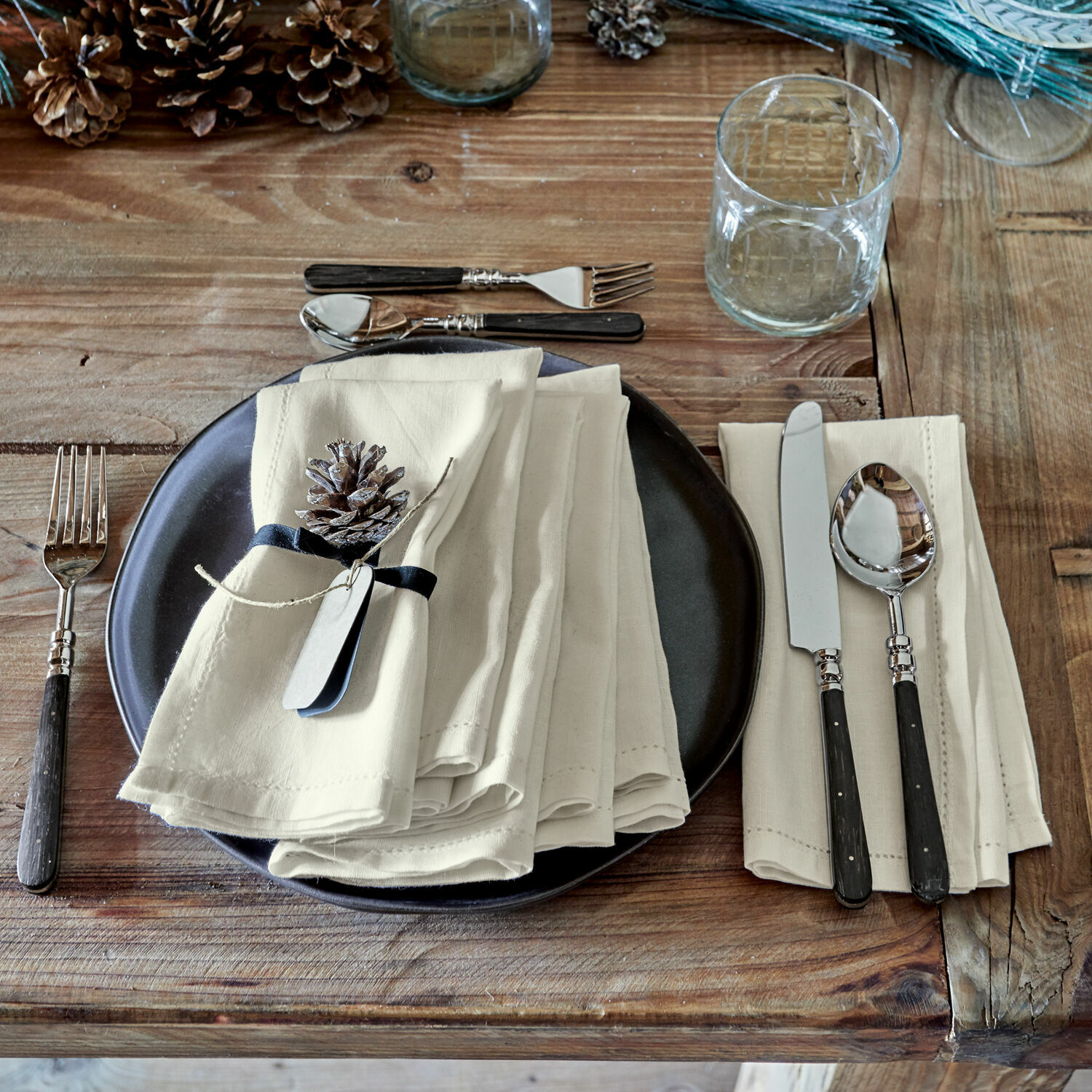 Lot de 6 serviettes de table Fibi Table en bois rustique avec assiette noire, serviettes en lin crème et couverts à manches noires