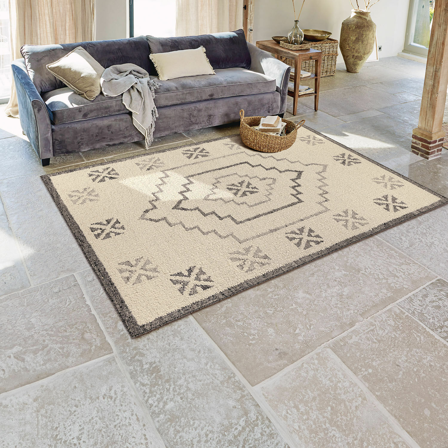 Tapis Xerven Tapis beige à motif géométrique gris sur sol en pierre dans un salon lumineux