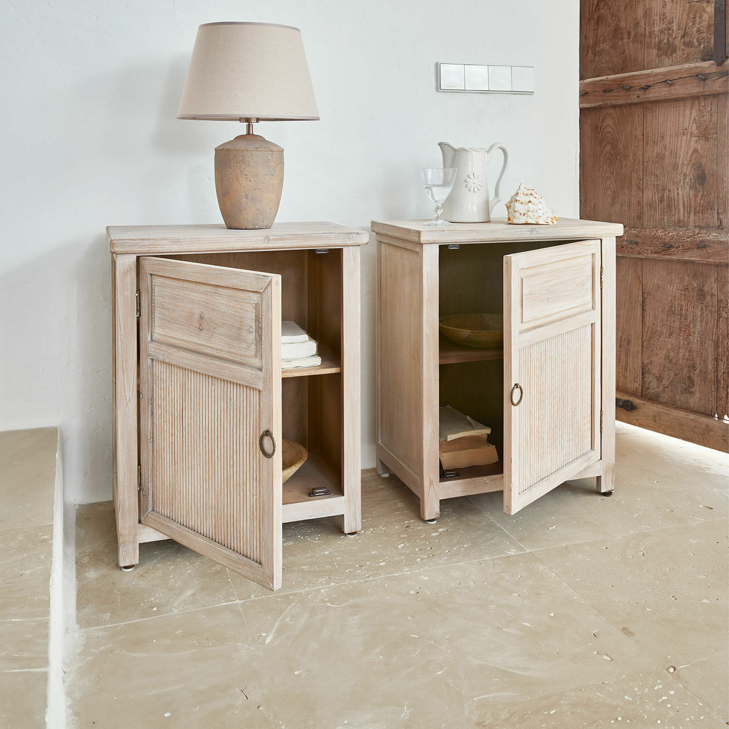 Lot de 2 tables de chevet Brolive Deux armoires en bois clair avec portes ouvertes et lampe posée dessus dans un style rustique