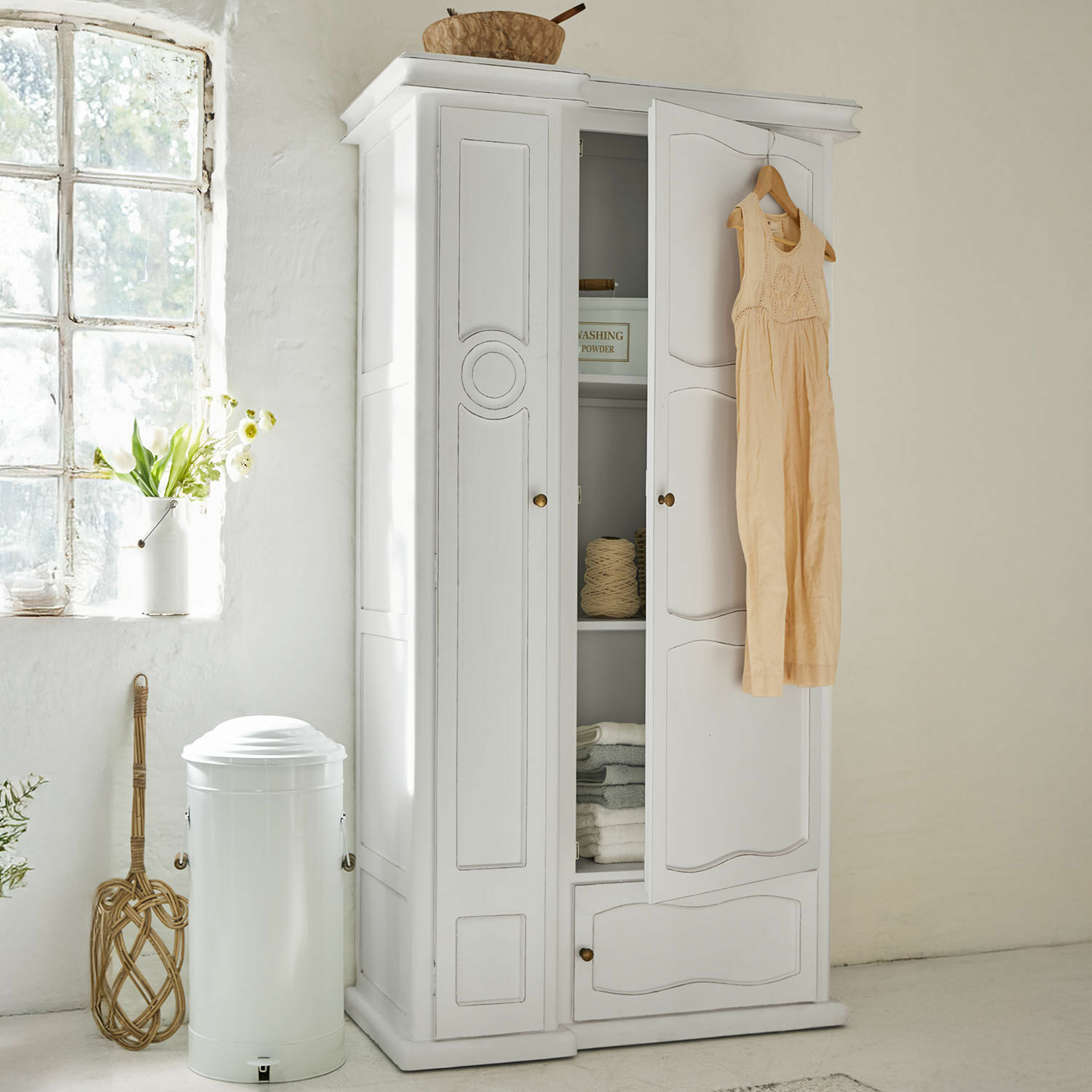 Armoire Garlinet Armoire en bois blanc avec porte ouverte et robe beige suspendue, meuble de rangement vintage