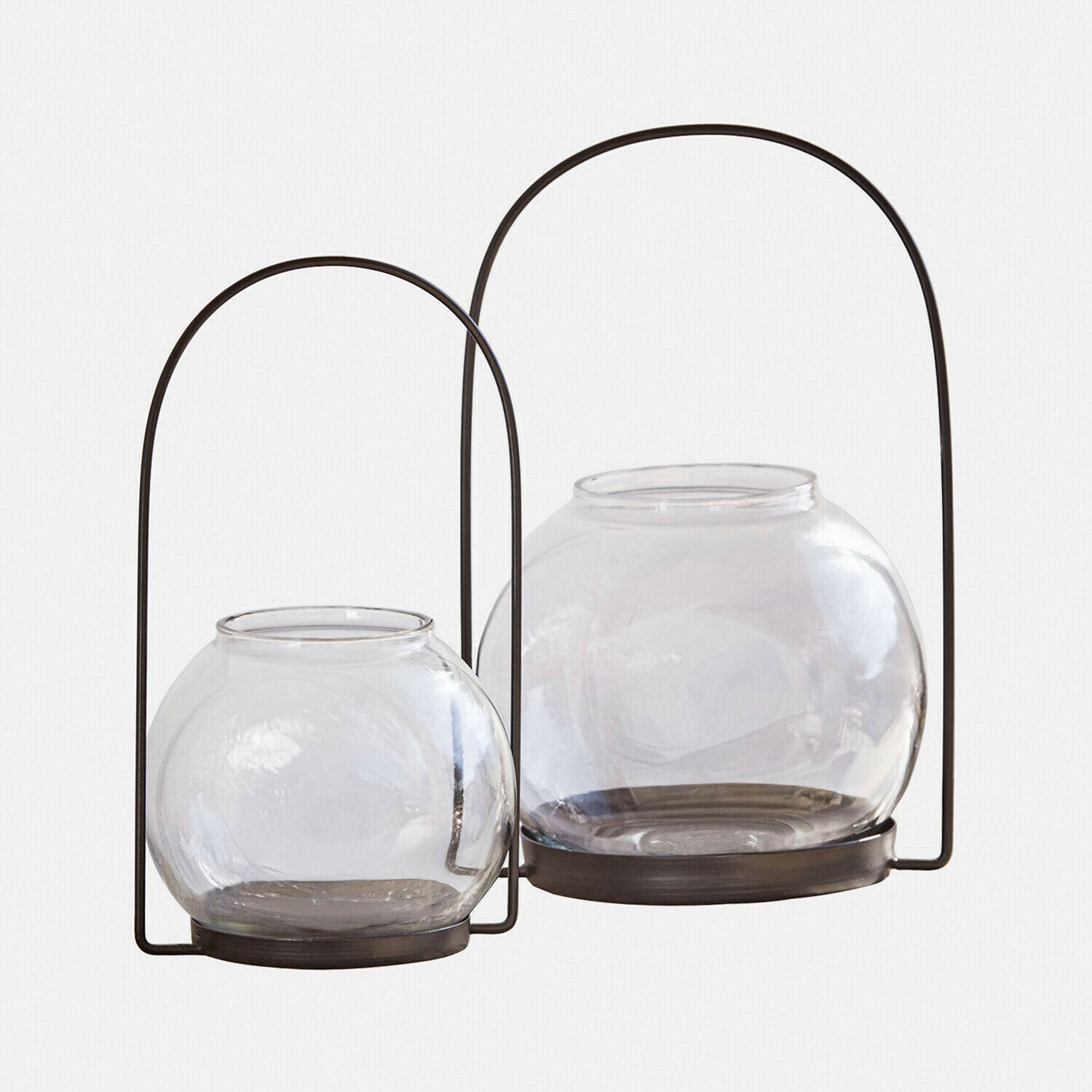 Lot de 2 photophores Serenaro Ensemble de deux lanternes en verre transparent avec poignées métalliques noires pour décoration intérieure
