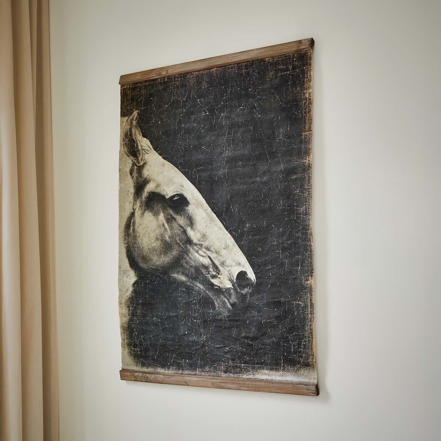 Tableau mural représentant une tête de cheval sur fond noir avec cadre en bois, décoration intérieure